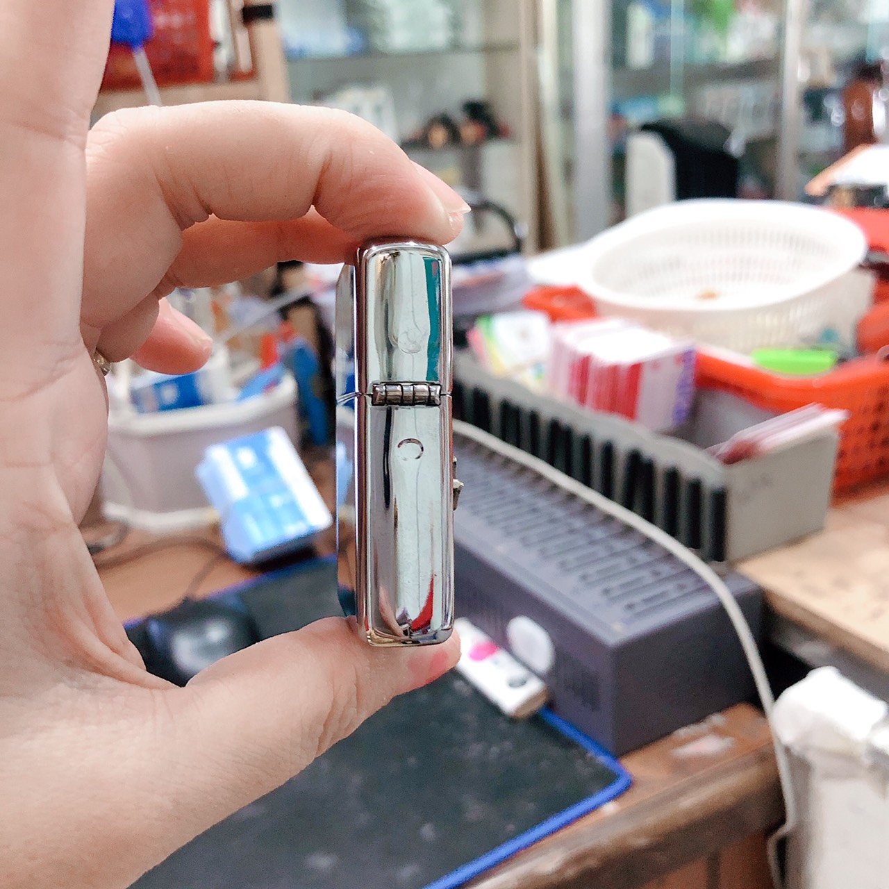 Bật lửa Zippo Mỹ Armor high polish chrome mã 167, Eblem đầu bò bạc khối nguyên chất, Mộc ngược, Hàng chính hãng