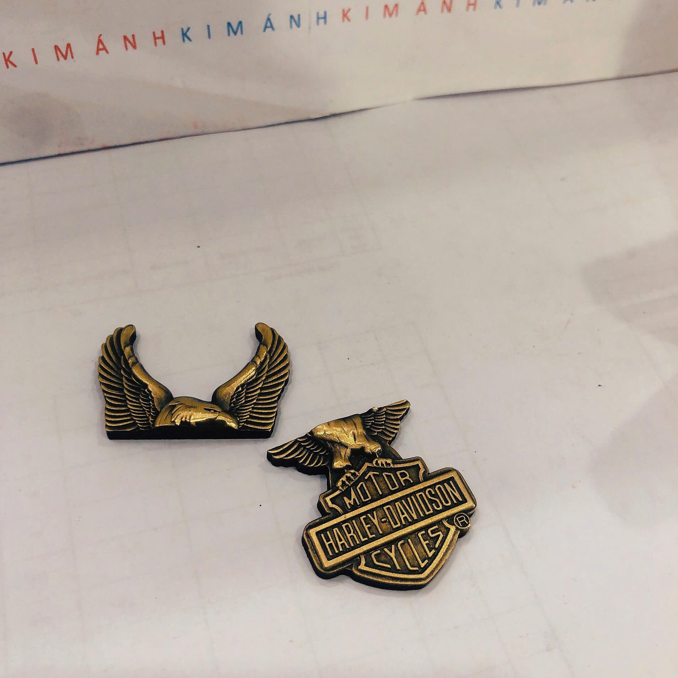 Eblem dán trang trí Zippo chủ đề Chim Đại Bàng Harley-Davidson, chất liệu đồng Brass, hàng chuẩn zin Mỹ