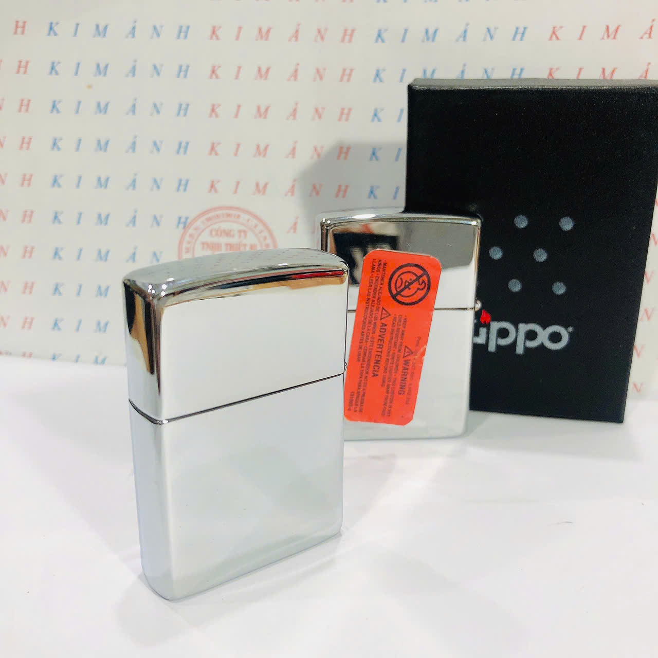 Bật lửa, hộp quẹt ZIPPO màu Trắng Bạc đáy La Mã loại trơn bóng, Kim Ánh nhập hàng cao cấp vỏ bằng đồng có dán tem đỏ