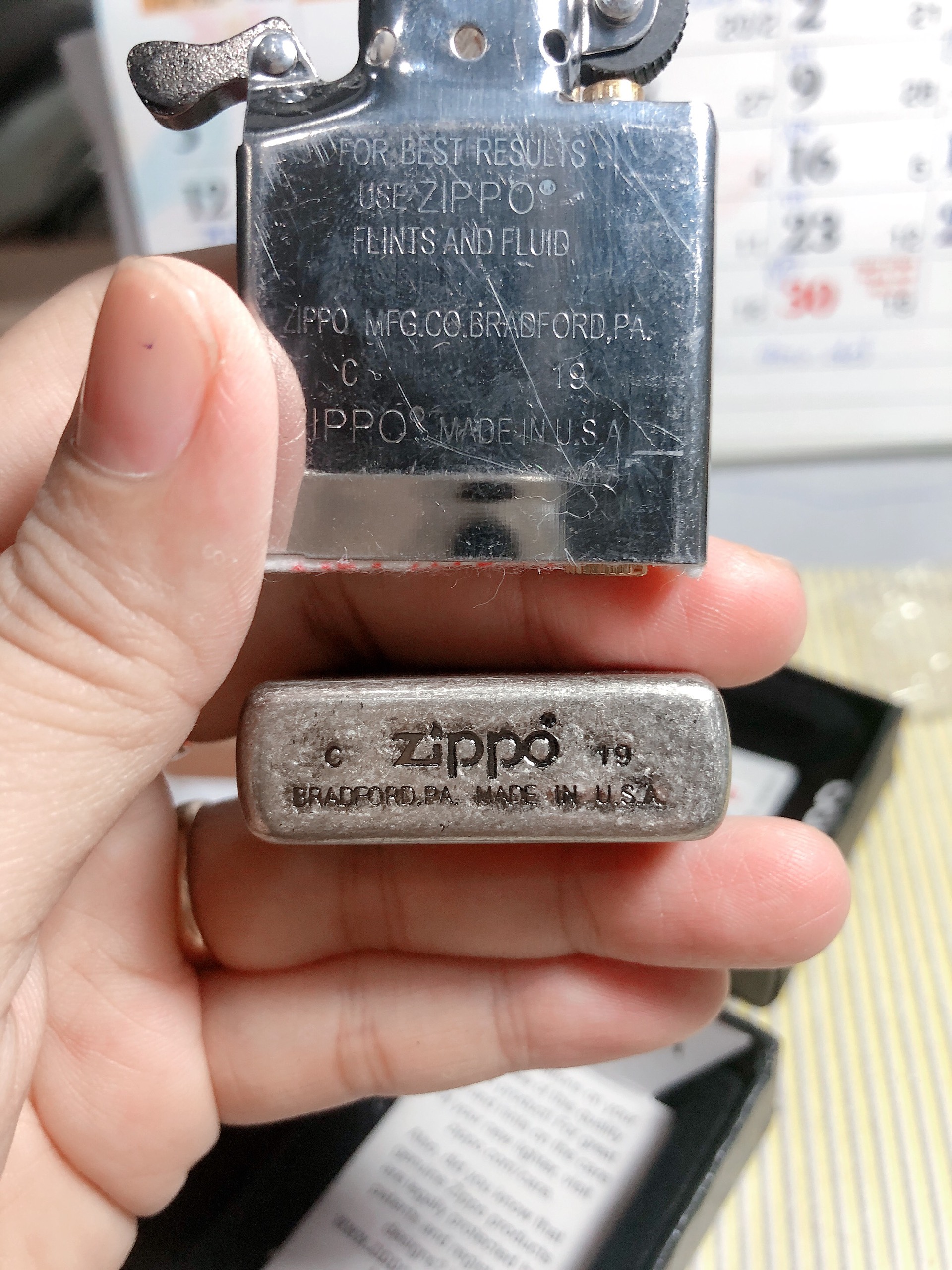 BẬT LỬA ZIPPO KHẮC CHÌM MẪU WINDY GIRL, MÀU BẠC, LOẠI GIẢ CỔ