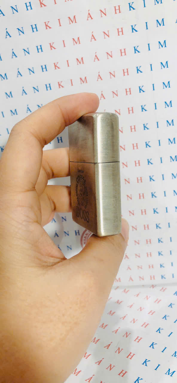 Hộp quẹt Zippo Mỹ BOSS COFFEE Lacke bạc, XIII la mã sản xuất 1997, Hàng chính hãng nhập Mỹ