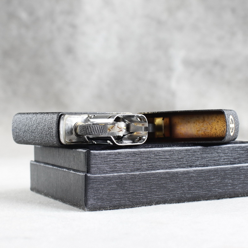 Bật lửa Zippo Mỹ Biểu Tượng Hoà Bình Black Crackle, hàng chính hãng có giấy nhập khẩu gửi kèm theo đơn hàng
