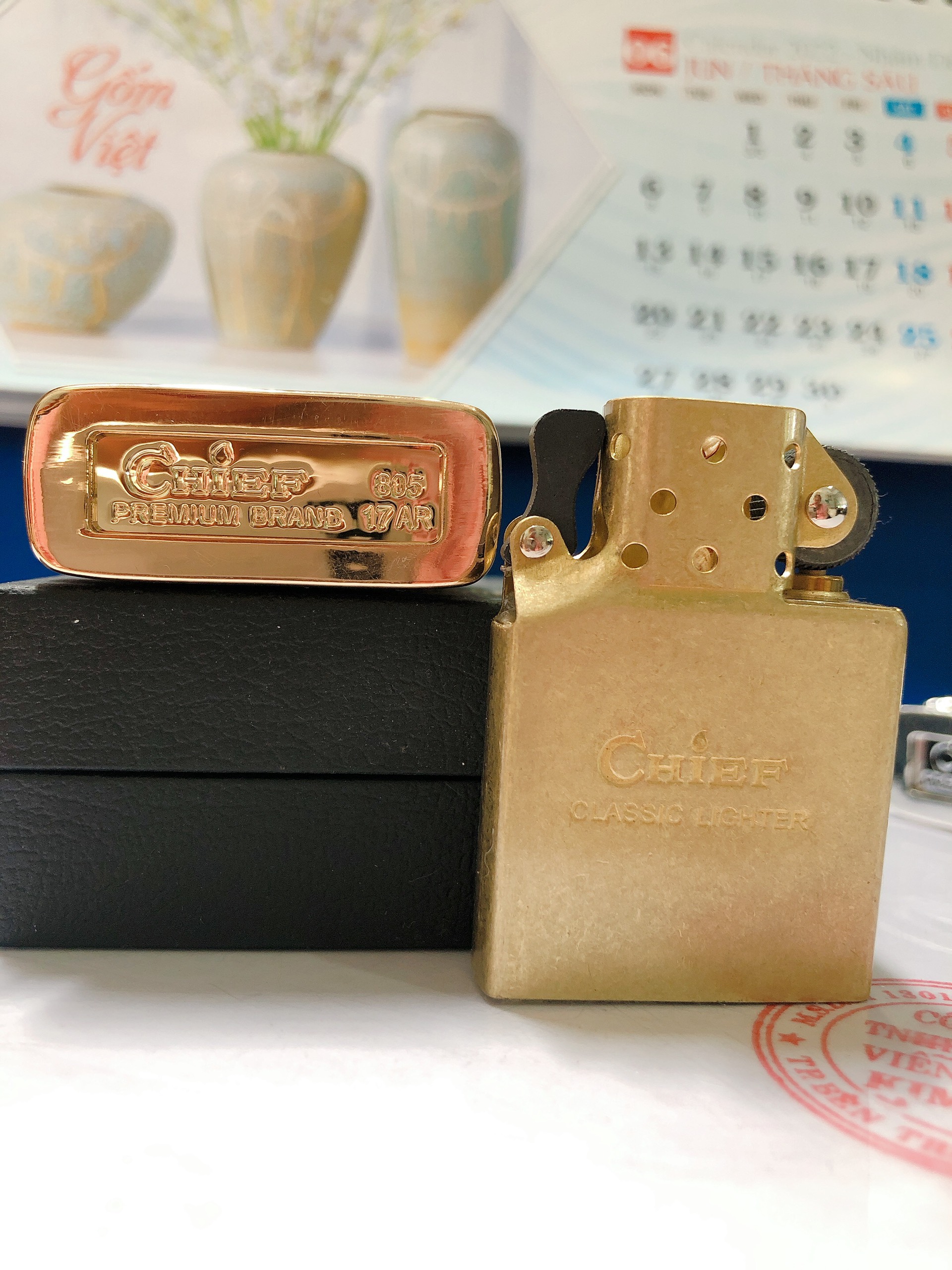 Bật lửa Chief đồng nguyên chất đính hình con Rồng bao quanh màu đen bóng