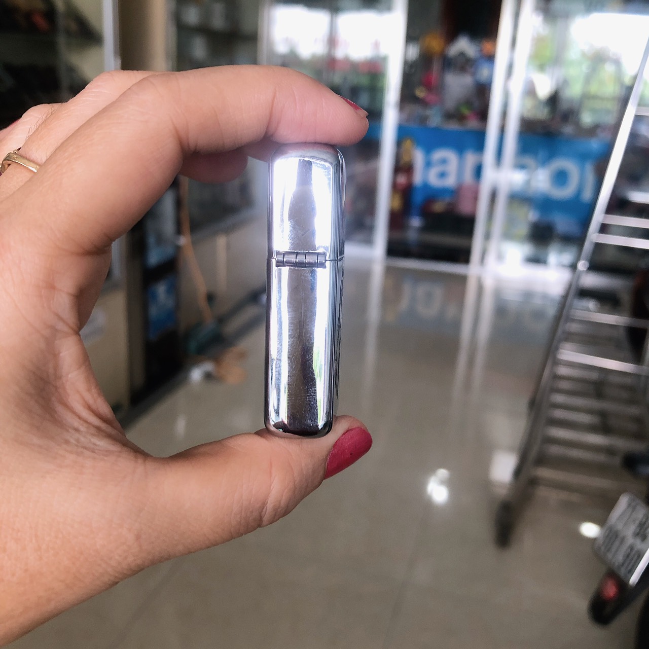 Bật lửa Zippo Armor vỏ dầy cẩn xà cừ chữ Zippo màu trắng bạc, vỏ đồng ruột thép không gỉ, có têm đỏ