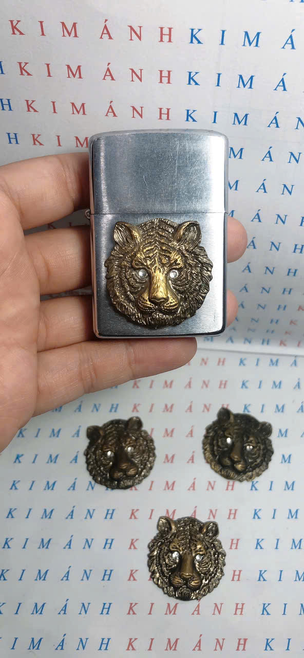 Eblem dán trang trí Zippo chủ đề đầu Mãnh Hổ chất liệu hợp kim nhôm, hàng chuẩn zin hãng sản xuất