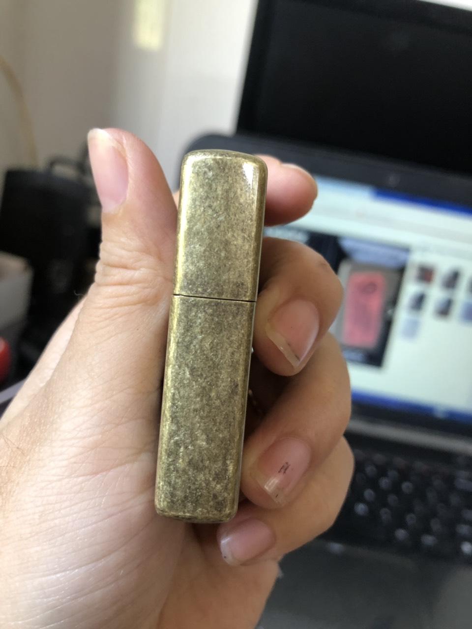 Bật lửa Zippo Marlboro Màu vàng loại giả cổ - Vỏ đồng có tem đỏ