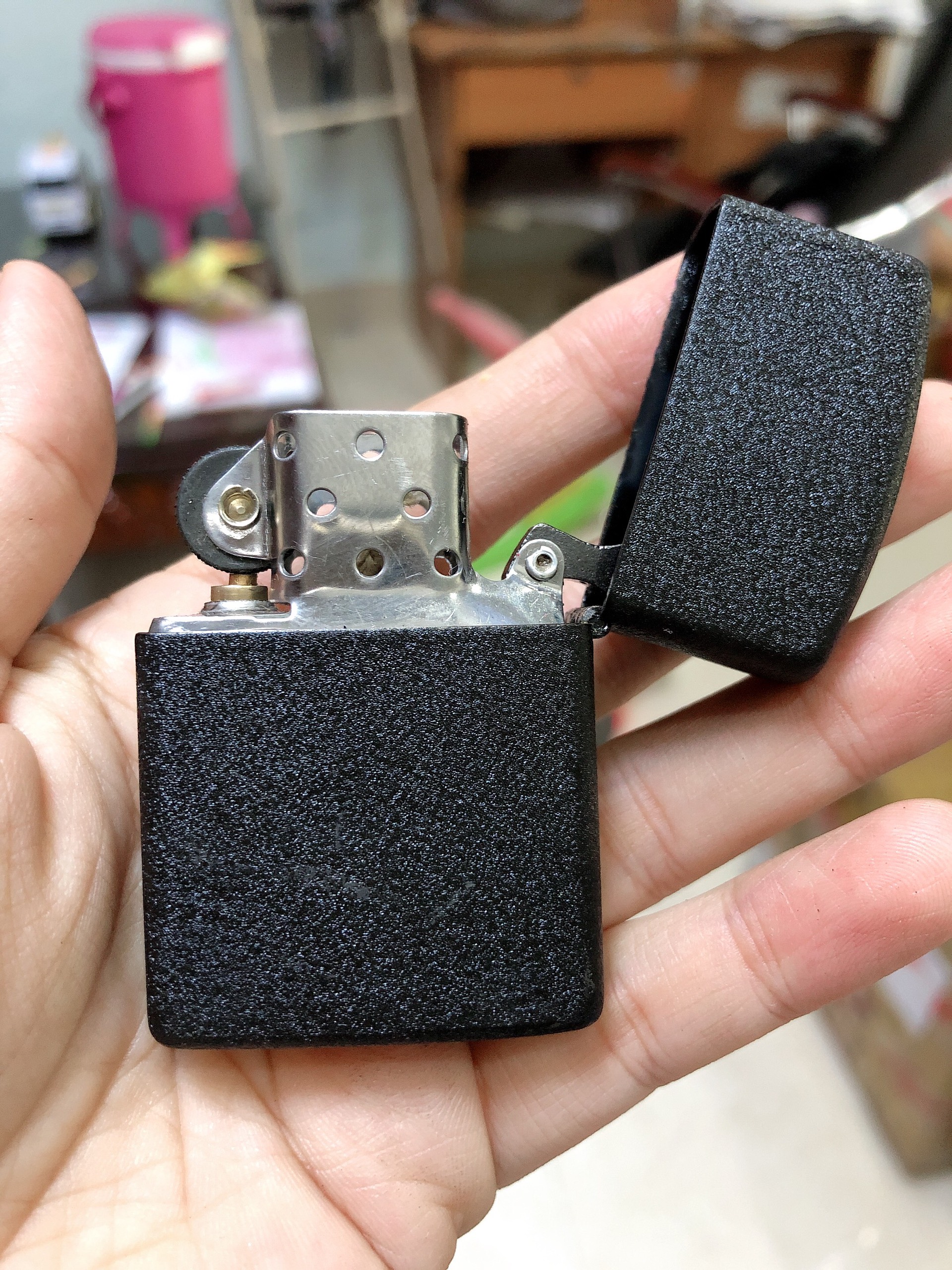 Bật Lửa Zippo CHỦ ĐỀ HỔ ĐEN BỤI LOẠI NHÁM, CÓ TEM ĐỎ