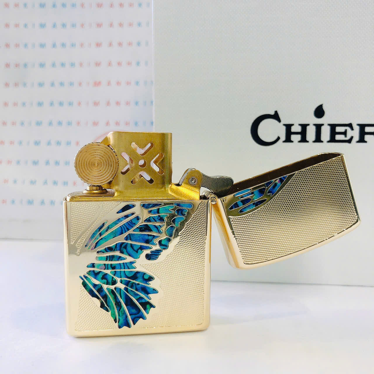 Bật Lửa Chief Chính Hãng - Họa Tiết Bướm Cẩn Xà Cừ Khắc Chìm Tinh Xảo - Vỏ Đồng Thau Càng Dùng Càng Bóng Đẹp