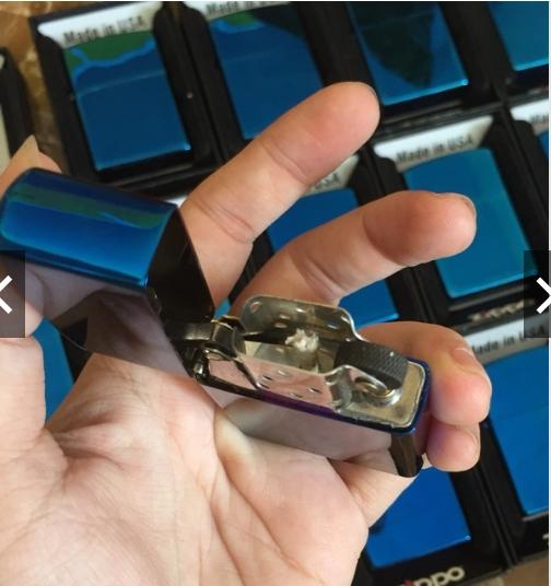Bật lửa Zippo sapphire loại trơn bóng in Logo, Vỏ đồng có tem đỏ