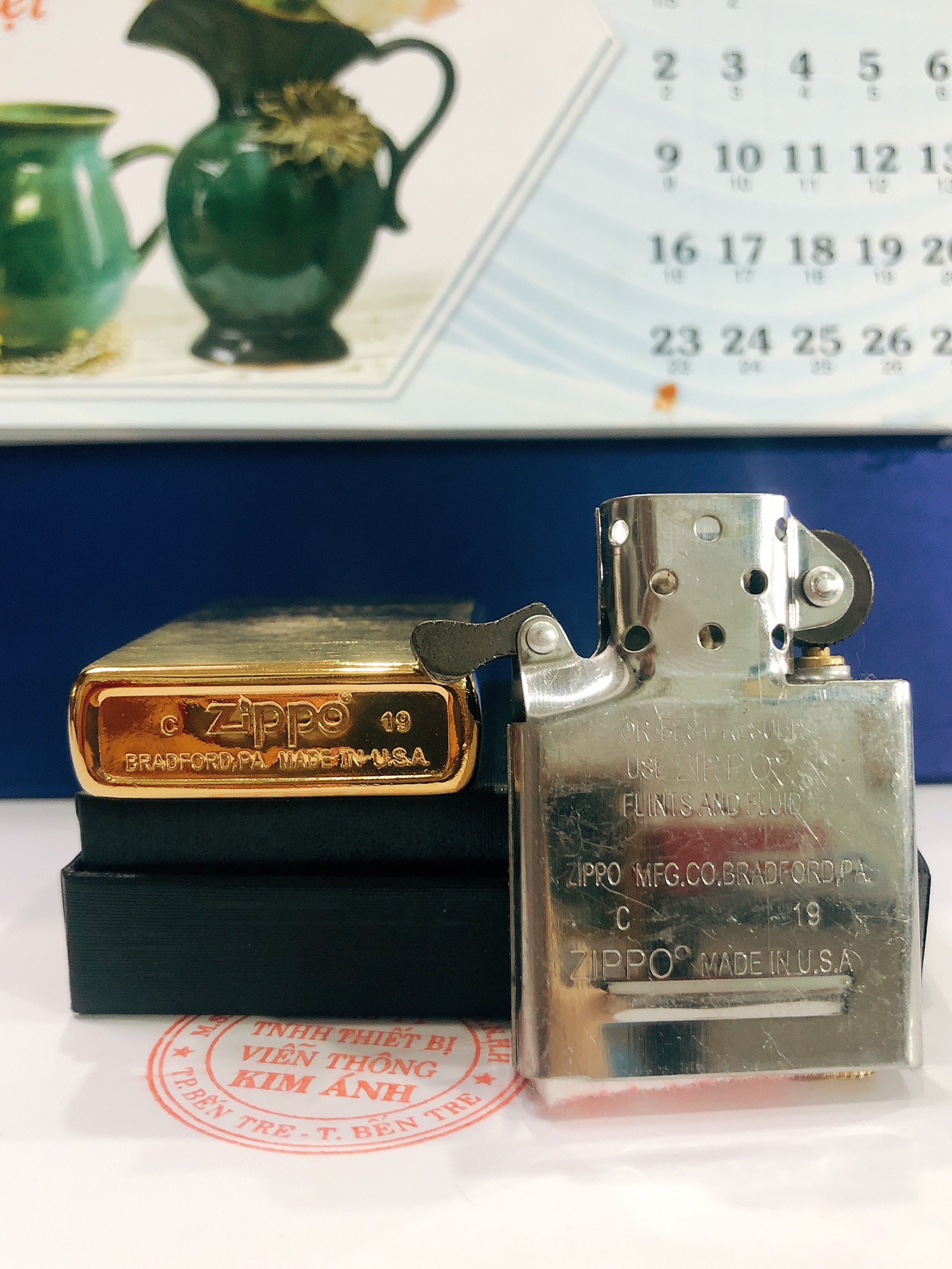 Bật lửa Zippo Màu Vàng loại Xước Ngang , vỏ đồng có tem đỏ