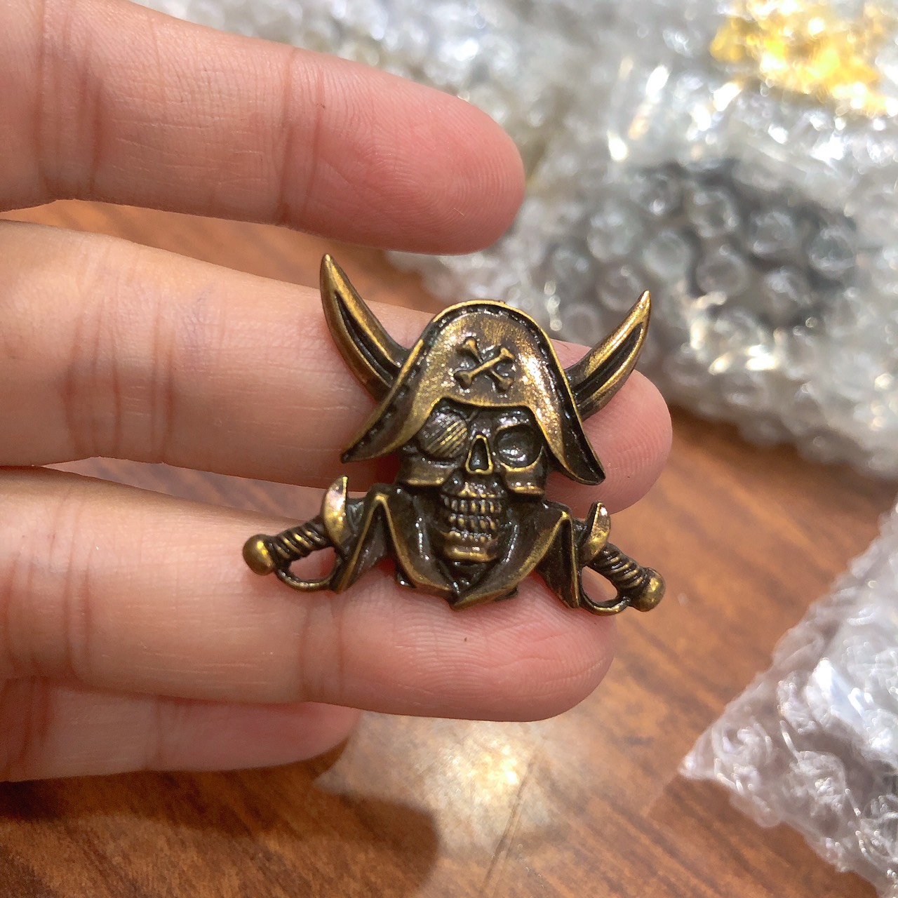 Eblem dán trang trí Zippo Mỹ chủ đề Hải Tặc, chất liệu Đồng thau Solid Brass