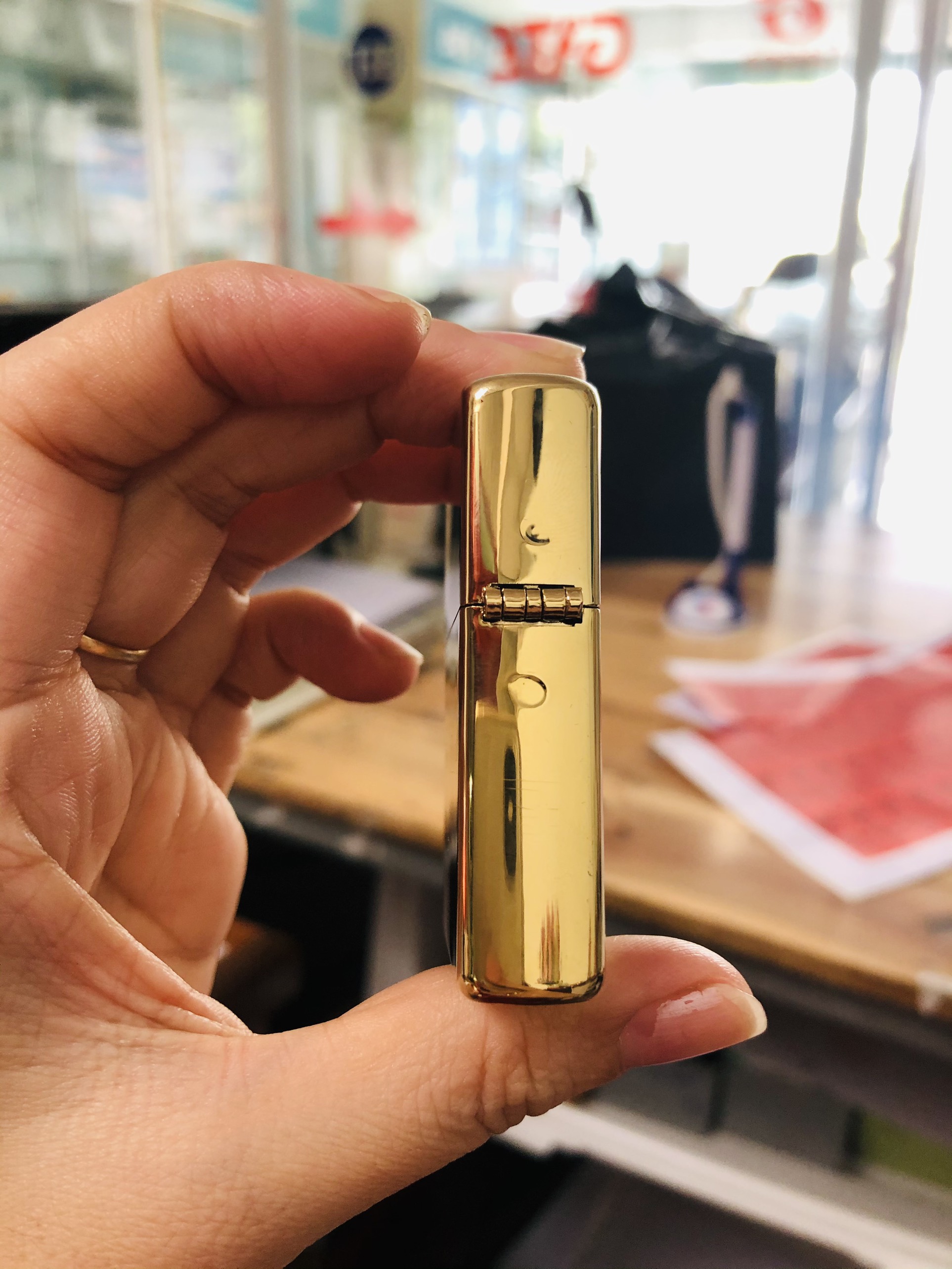 BẬT LỬA ZIPPO MÀU VÀNG HỌA TIẾT CHÓ SÓI