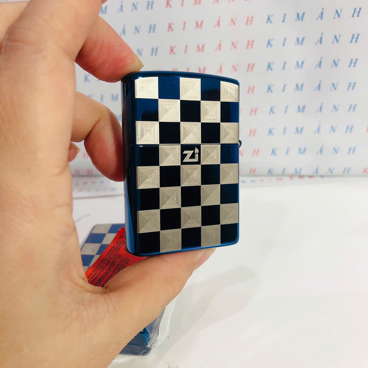 Hộp quẹt, bật lửa ZIPPO chủ đề Xanh kẻ Caro, Kim Ánh nhập hàng cao cấp vỏ bằng đồng có dán tem đỏ