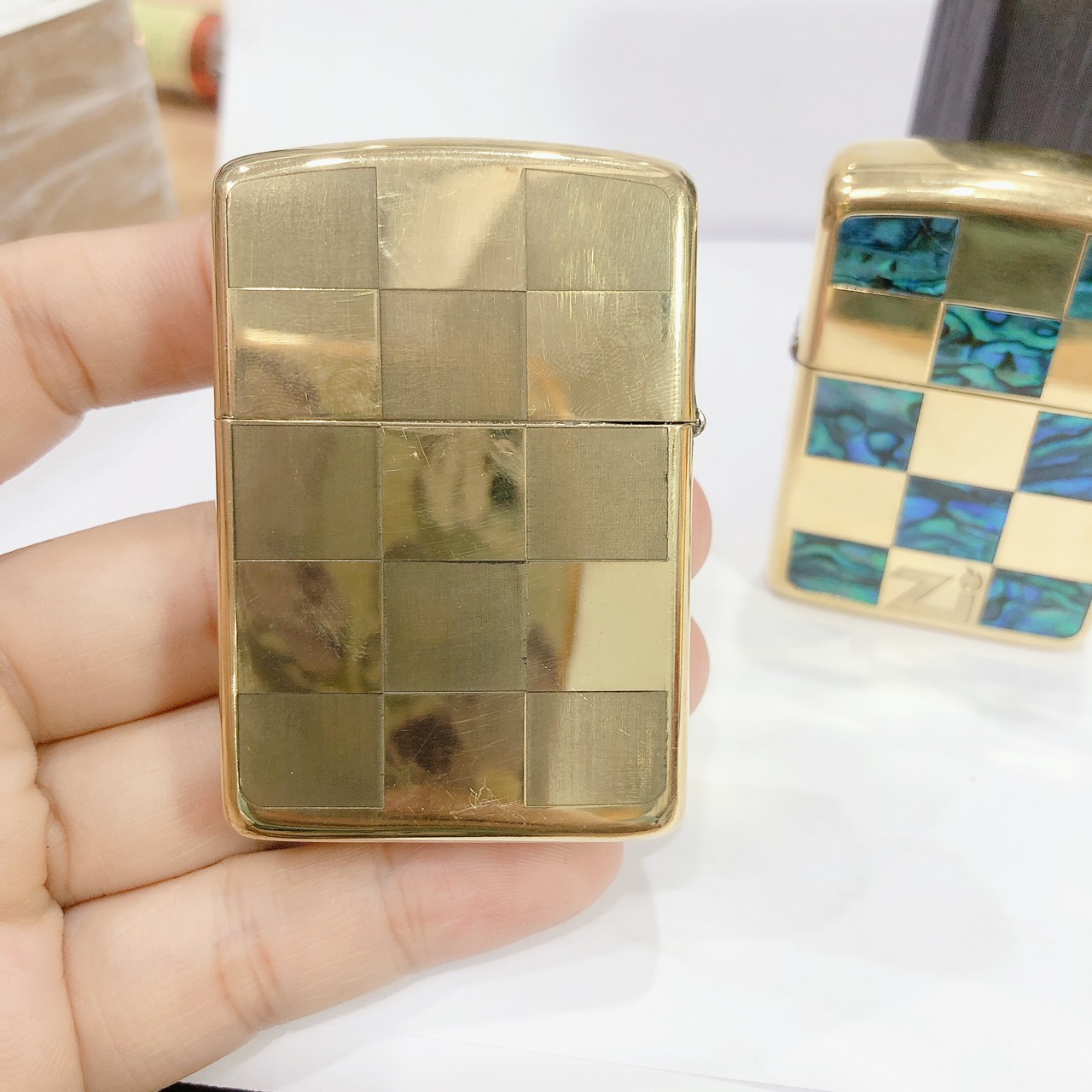 Bật lửa, hộp quẹt Zippo Armor vỏ dầy khắc ăn mòn khảm xà cừ  mẫu Ca rô, Vỏ bằng đồng có tem đỏ