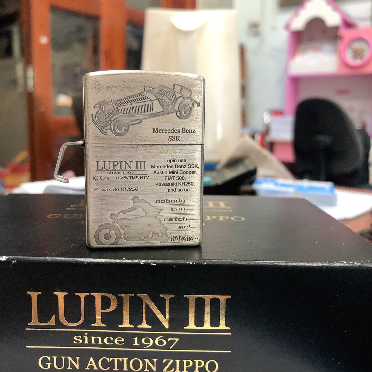 Bật lửa Zippo Mỹ Lunpin III, lacke bạc, khắc ăn mòn full nắp Mercedes Benz bản giới hạn, kèm phụ kiện, Hàng chính hãng