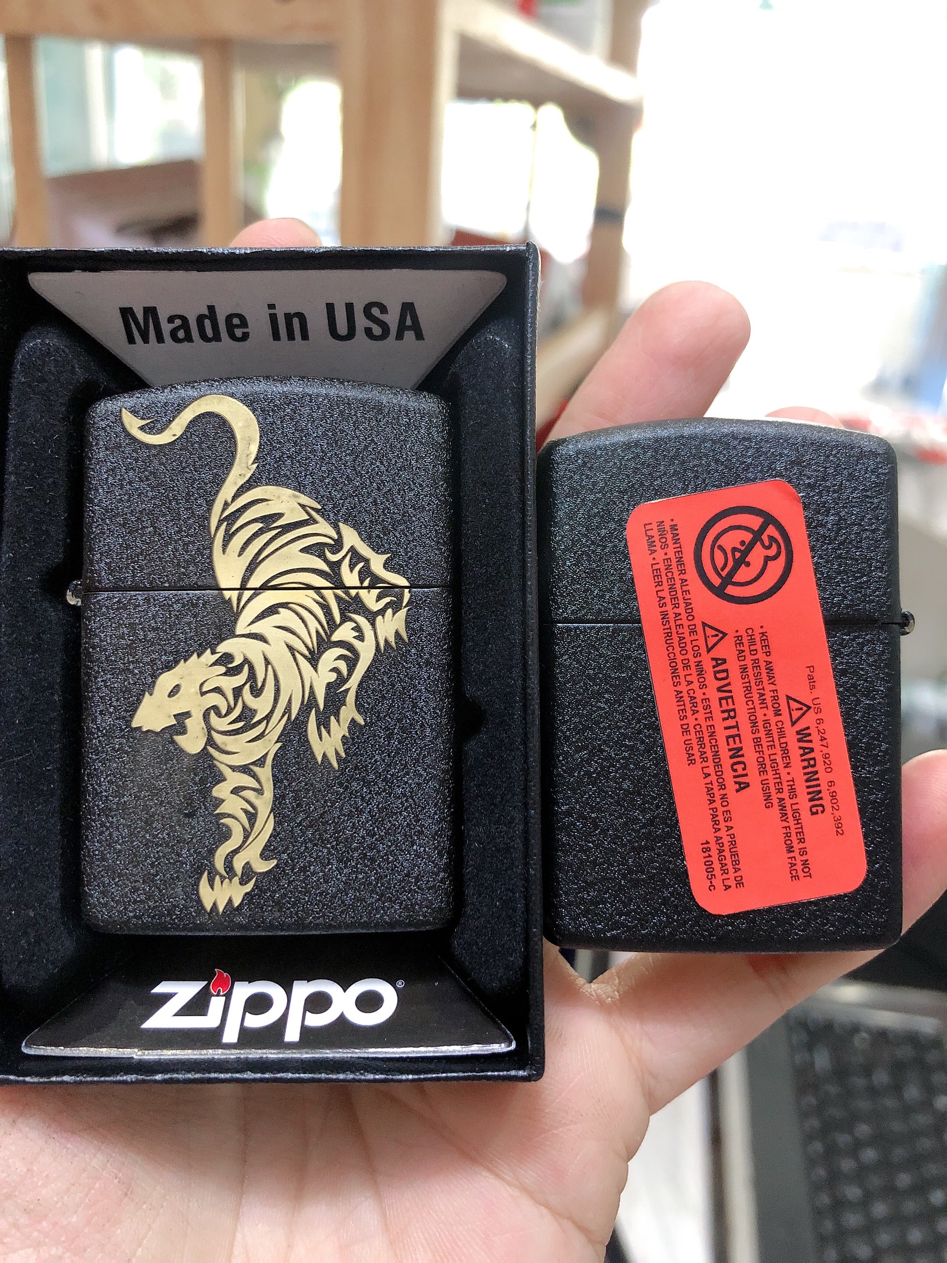 Bật Lửa Zippo CHỦ ĐỀ HỔ ĐEN BỤI LOẠI NHÁM, CÓ TEM ĐỎ
