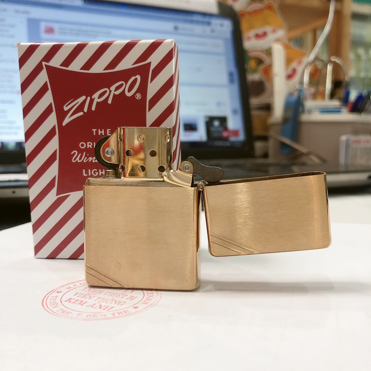 Bật lửa Zippo Mỹ Vintage Brushed Brass - đầu bằng đít bằng, Eblem Bò Cạp Solid Brass đồng nguyên chất, Hàng chính hãng