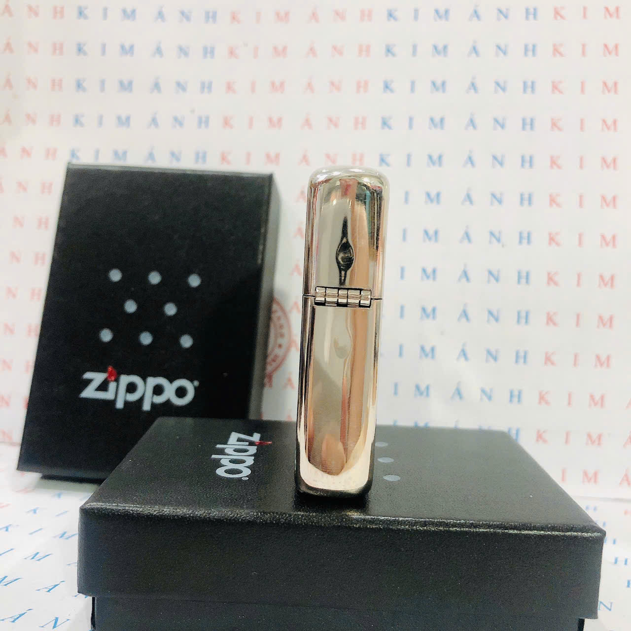 Hộp quẹt Zippo Armor khắc chìm cẩn xà cừ Mèo Thần Tài trên nền bạc bóng, hàng cao cấp vỏ bằng đồng có tem đỏ