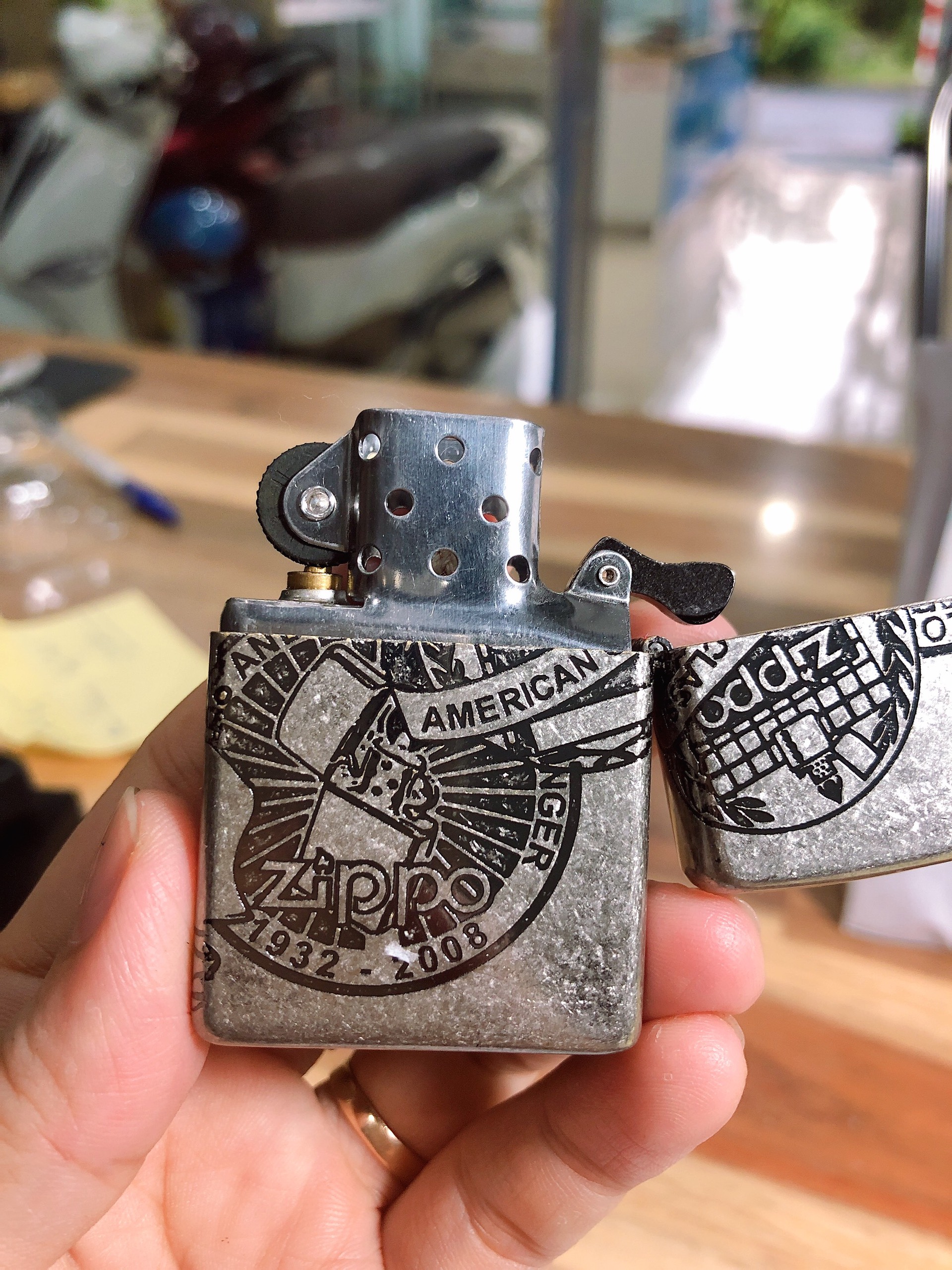 BẬT LỬA ZIPPO KHẮC CHÌM MẪU WINDY GIRL, MÀU BẠC, LOẠI GIẢ CỔ