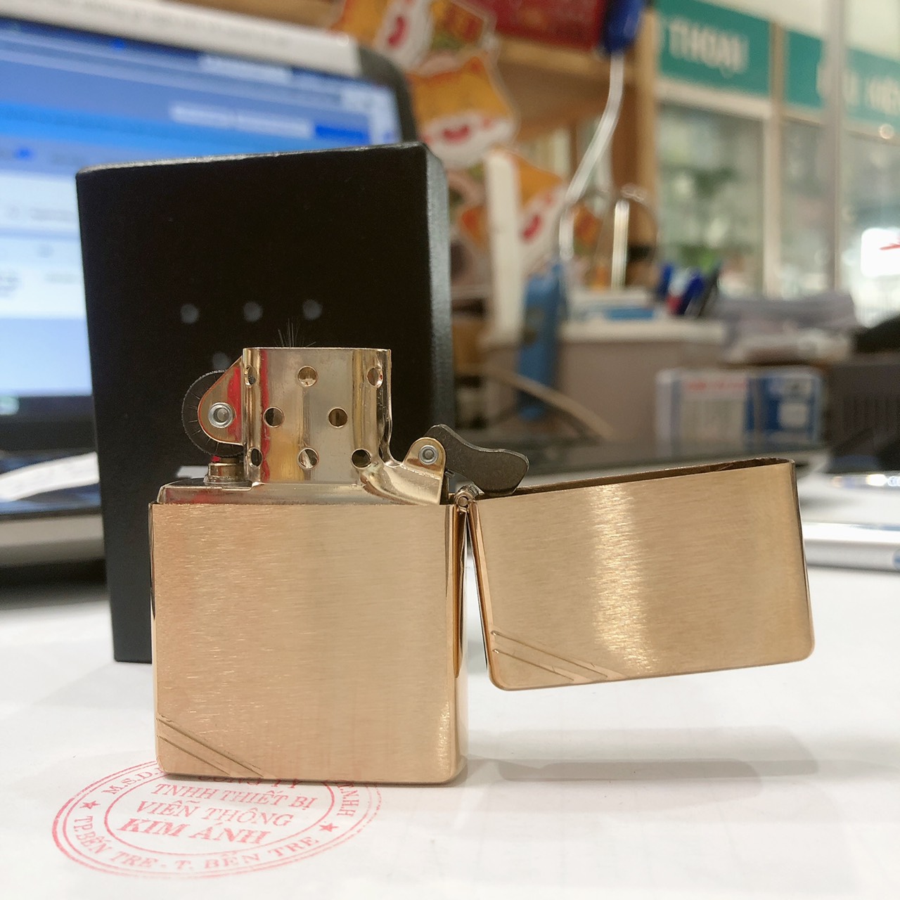 Bật lửa Zippo Mỹ Vintage Brushed Brass - đầu bằng đít bằng, Eblem Đầu Bò Solid Brass đồng nguyên chất, Hàng chính hãng