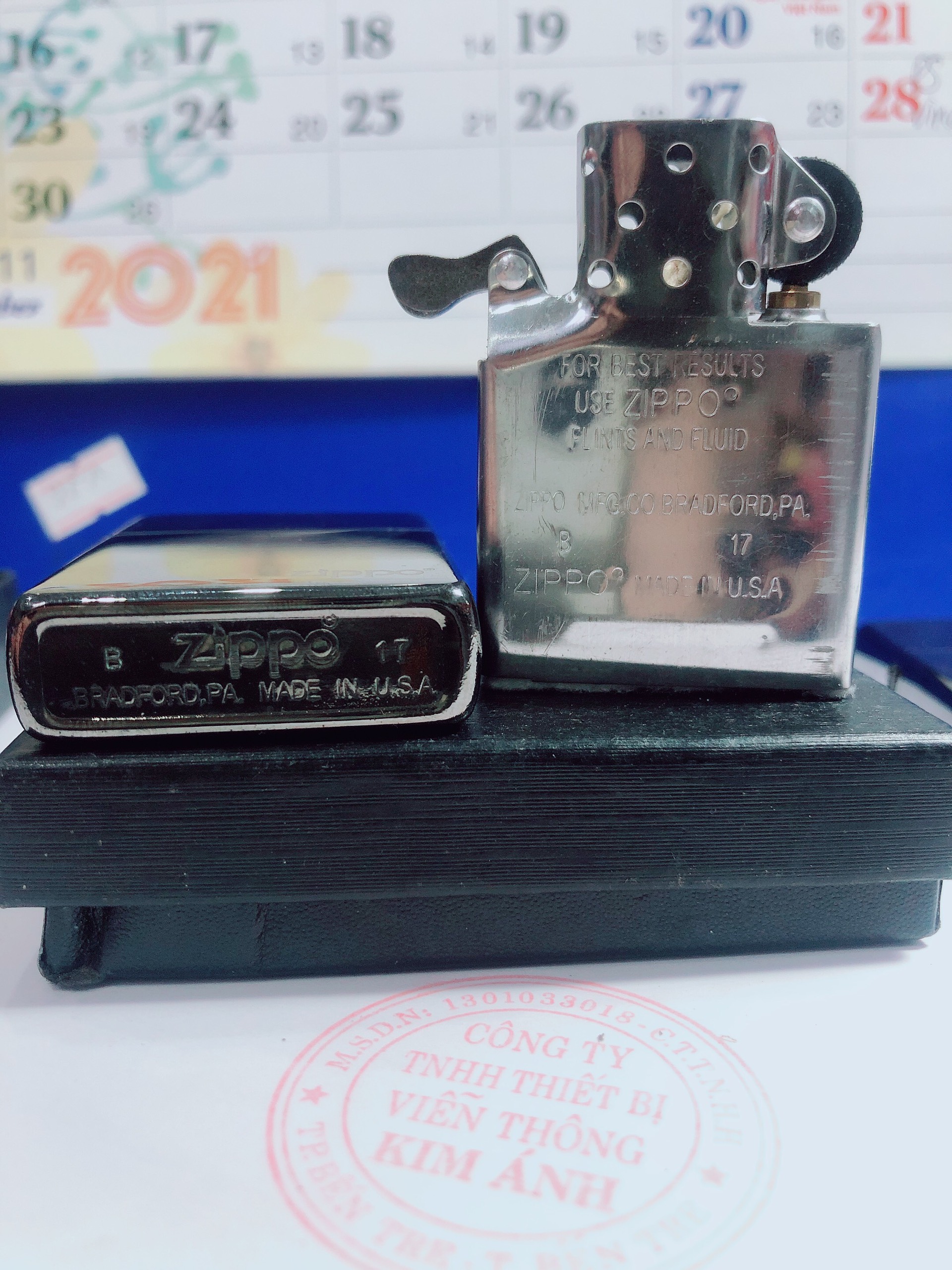 Bật lửa Zippo màu Đen bóng in Logo, Vỏ bằng đồng ruột thép không gỉ có tem đỏ