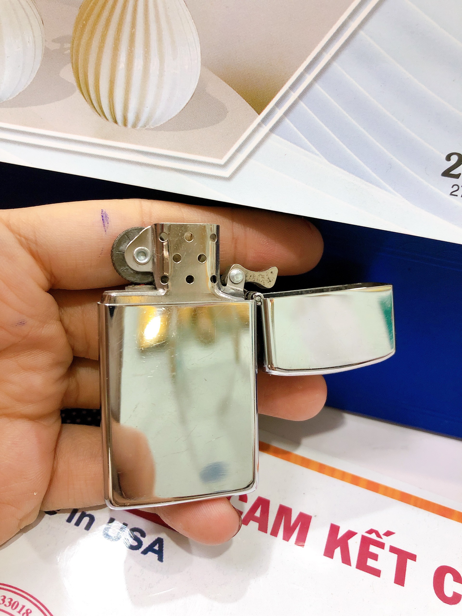 Bật lửa Zippo Mỹ Slim high polish chrome khắc ăn mòn đổ sơn chủ đề ABC Stores Hawaii, sản xuất 1995, Hàng chính hãng