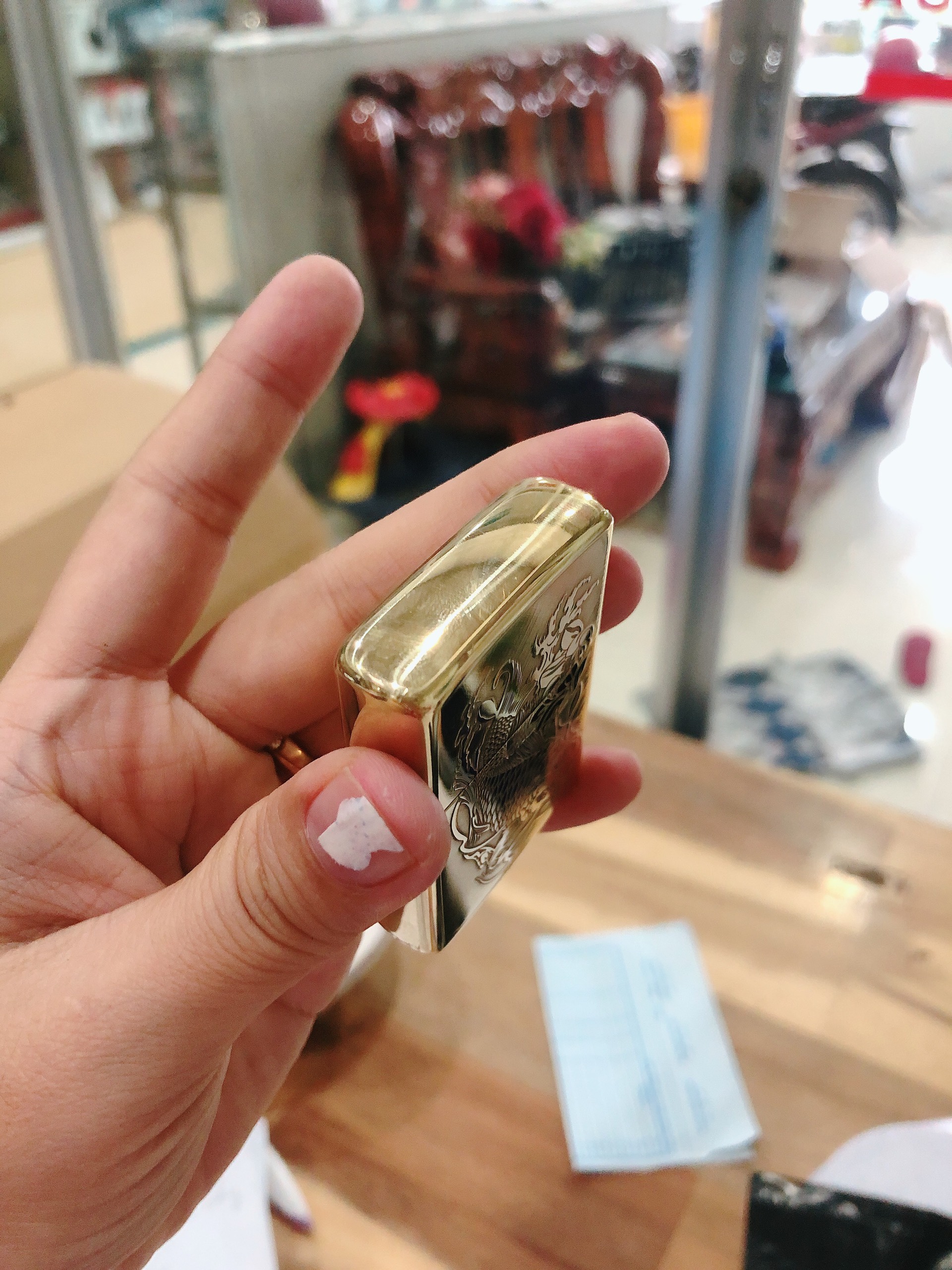 BẬT LỬA ZIPPO KHẮC CHÌM HÌNH CÁ CHÉP HOÁ RỒNG, VỎ ĐỒNG RUỘT THÉP CÓ TEM ĐỎ