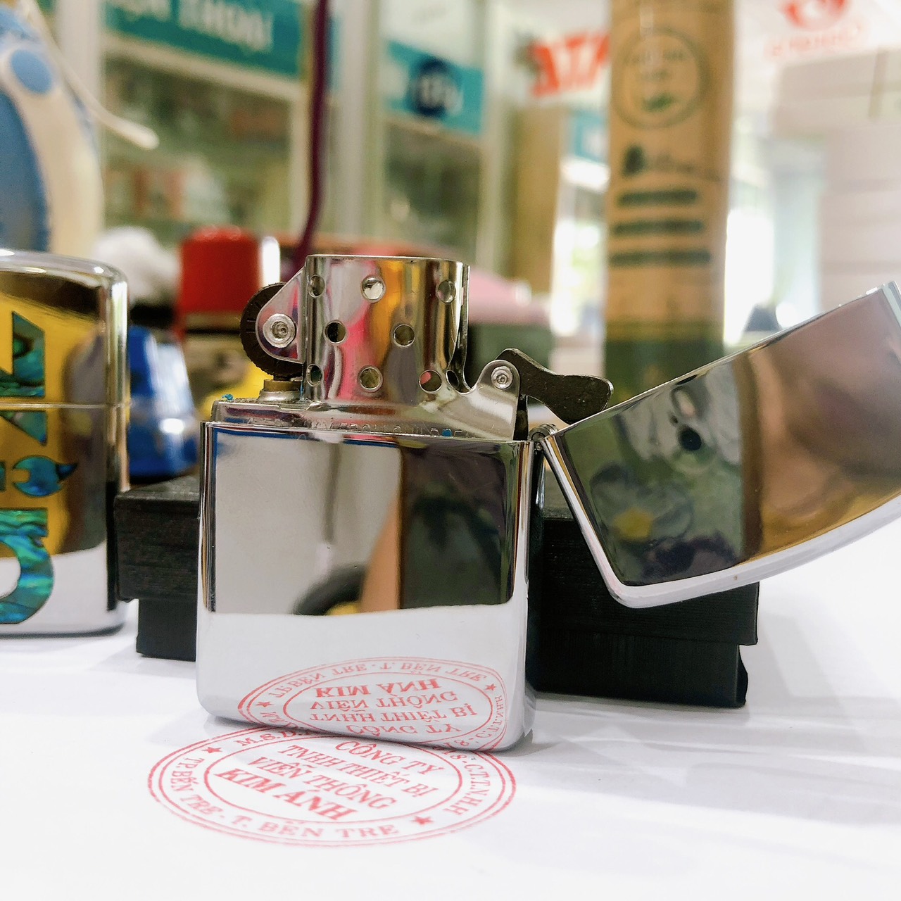 Hộp quẹt, bật lửa Zippo Armor vỏ dầy khắc ăn mòn khảm xà cừ chữ ZIP, Vỏ bằng đồng có tem đỏ