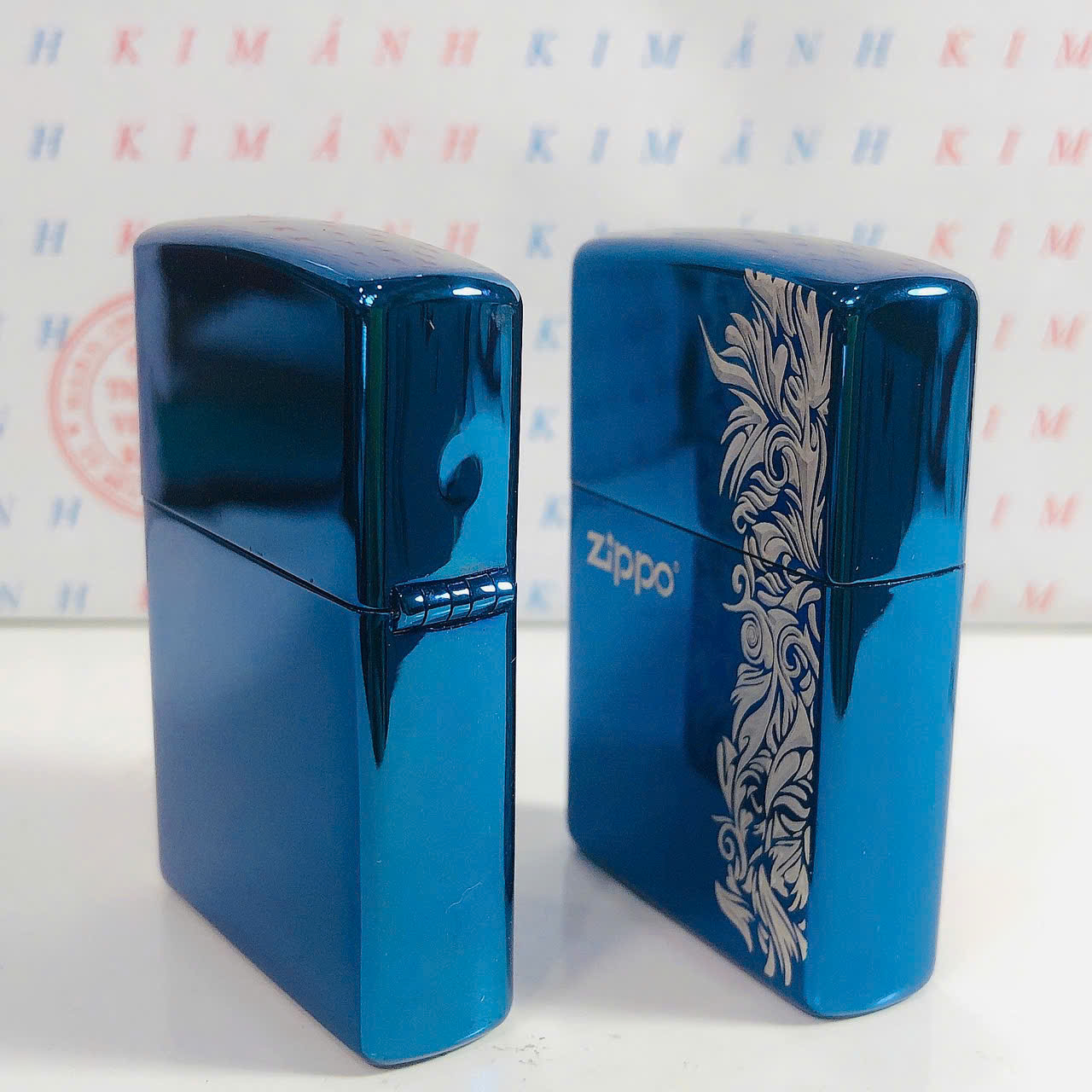 Hộp quẹt ZIPPO mẫu Hoa Văn màu Xanh trên nền trơn bóng, Kim Ánh nhập hàng cao cấp vỏ bằng đồng có dán tem đỏ