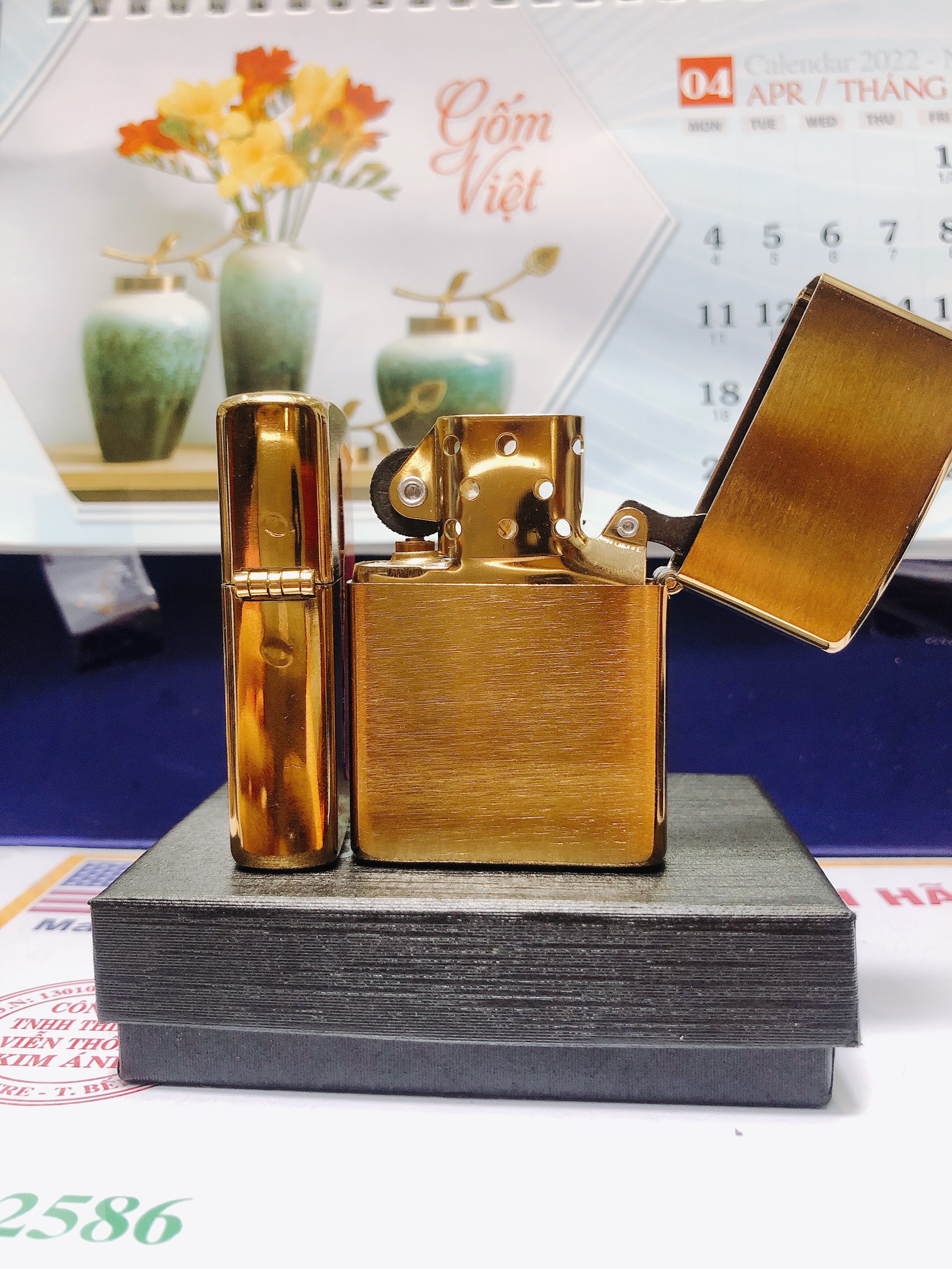 LA MÃ - BẬT LỬA ZIPPO MÀU VÀNG  LOẠI XƯỚC NGANG, Mọc La mã, Vỏ bằng đồng ruột thép có tem đỏ