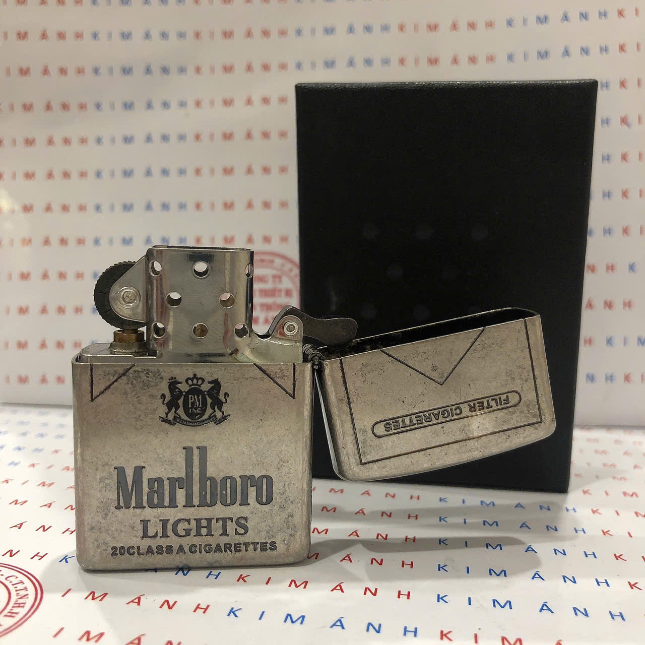 Hộp quẹt, bật lửa Zippo chủ đề Marlboro giả cổ bạc, Kim Ánh nhập hàng loại 1 vỏ bằng đồng có dán tem đỏ