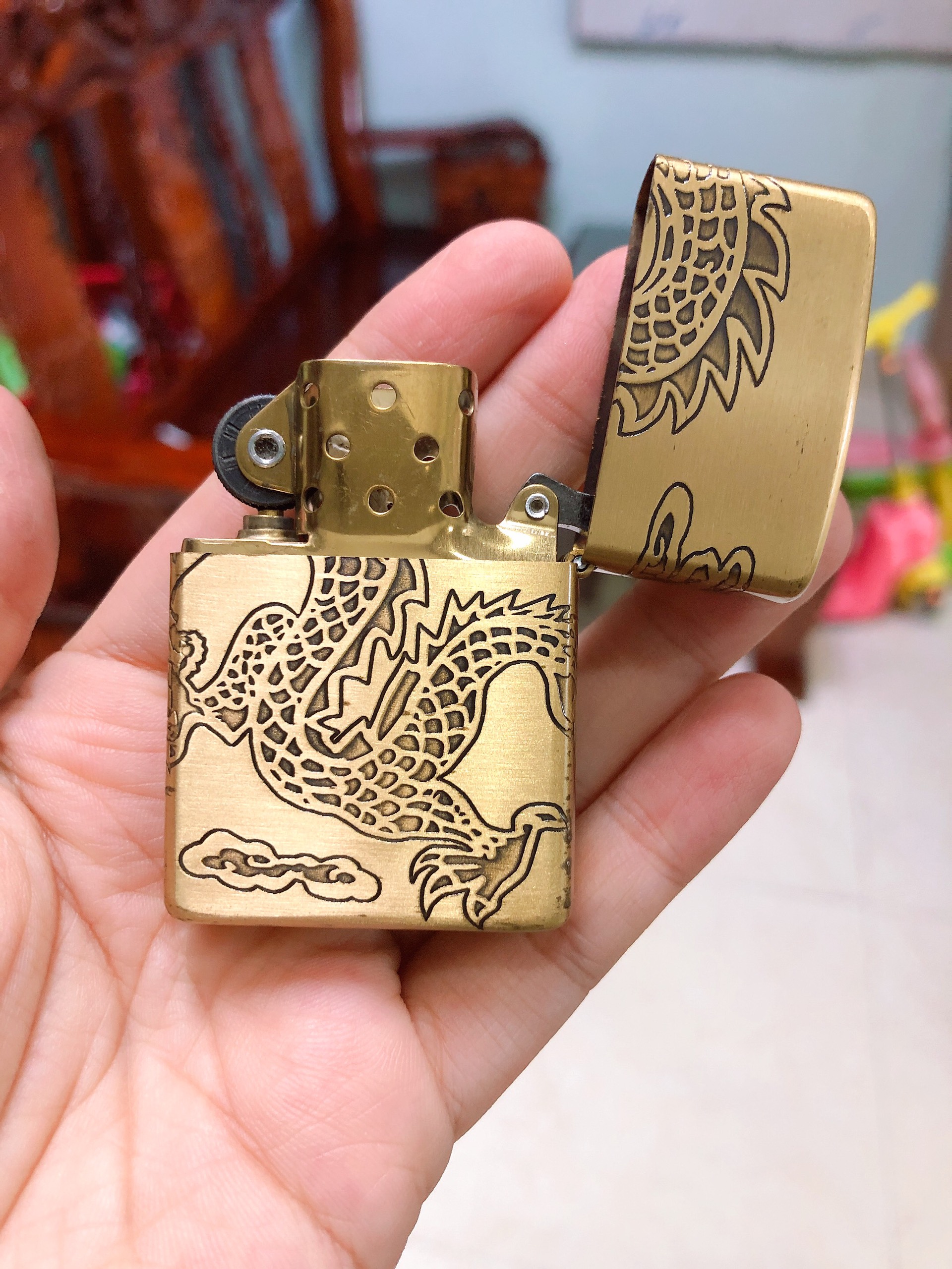 Bật Lửa, hộp quẹt Zippo khắc ăn mòn mẫu Rồng Trên Mây - Ruột Vàng - Có Tem đỏ