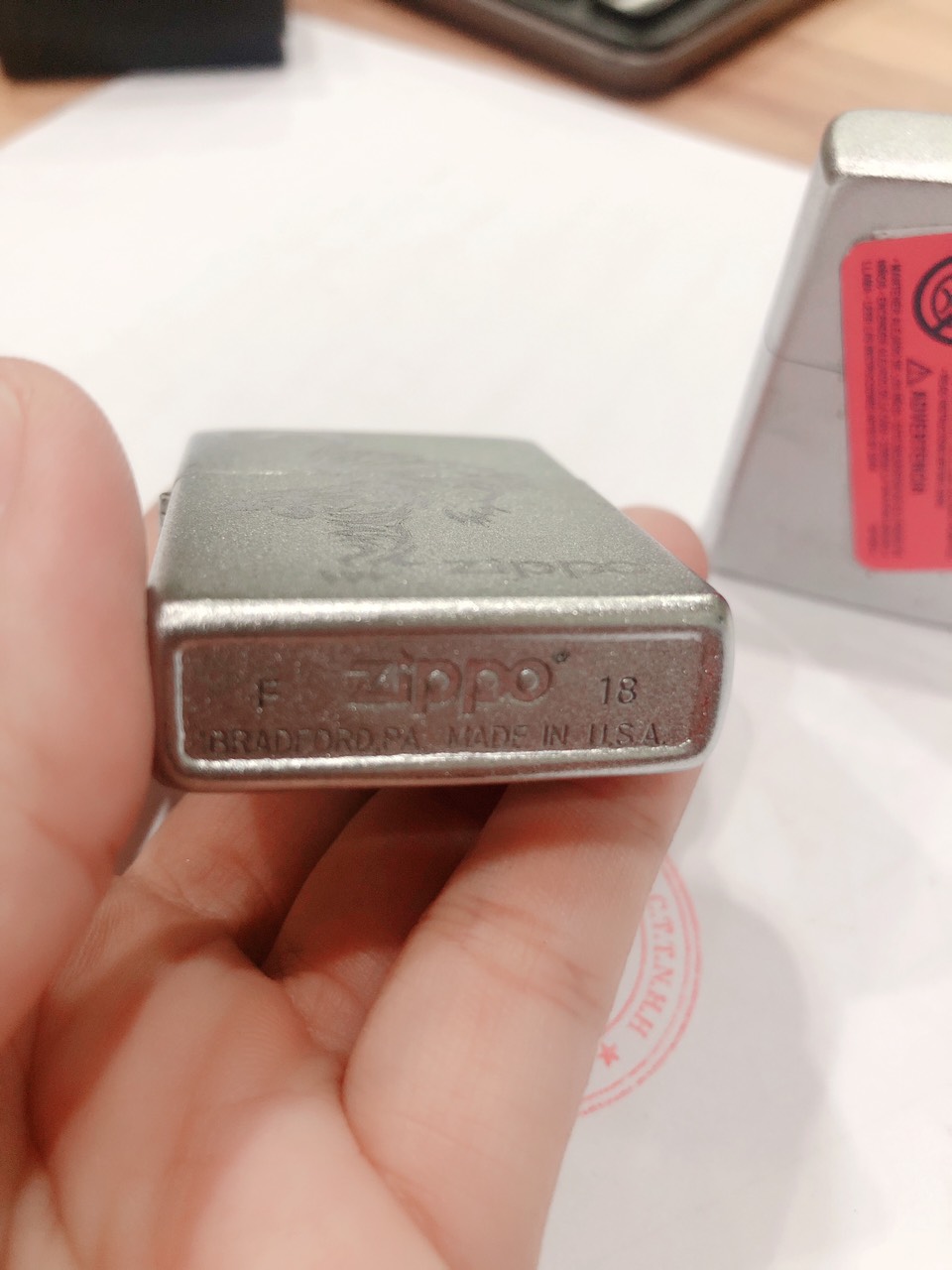 Bật Lửa, hộp quẹt Zippo chủ đề Hổ Bạc Nhám Satin , Vỏ bằng đồng có tem đỏ