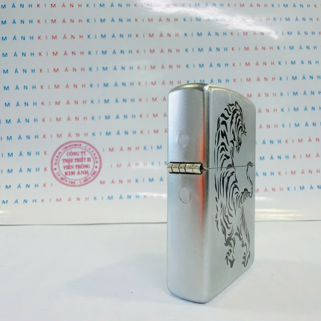 Bật lửa Zippo Mỹ Khắc Ăn Mòn Đổ Sơn Chúa Sơn Lâm, Hàng Chính Hãng Có Giấy Nhập Khẩu Gửi Kèm Theo Đơn Hàng