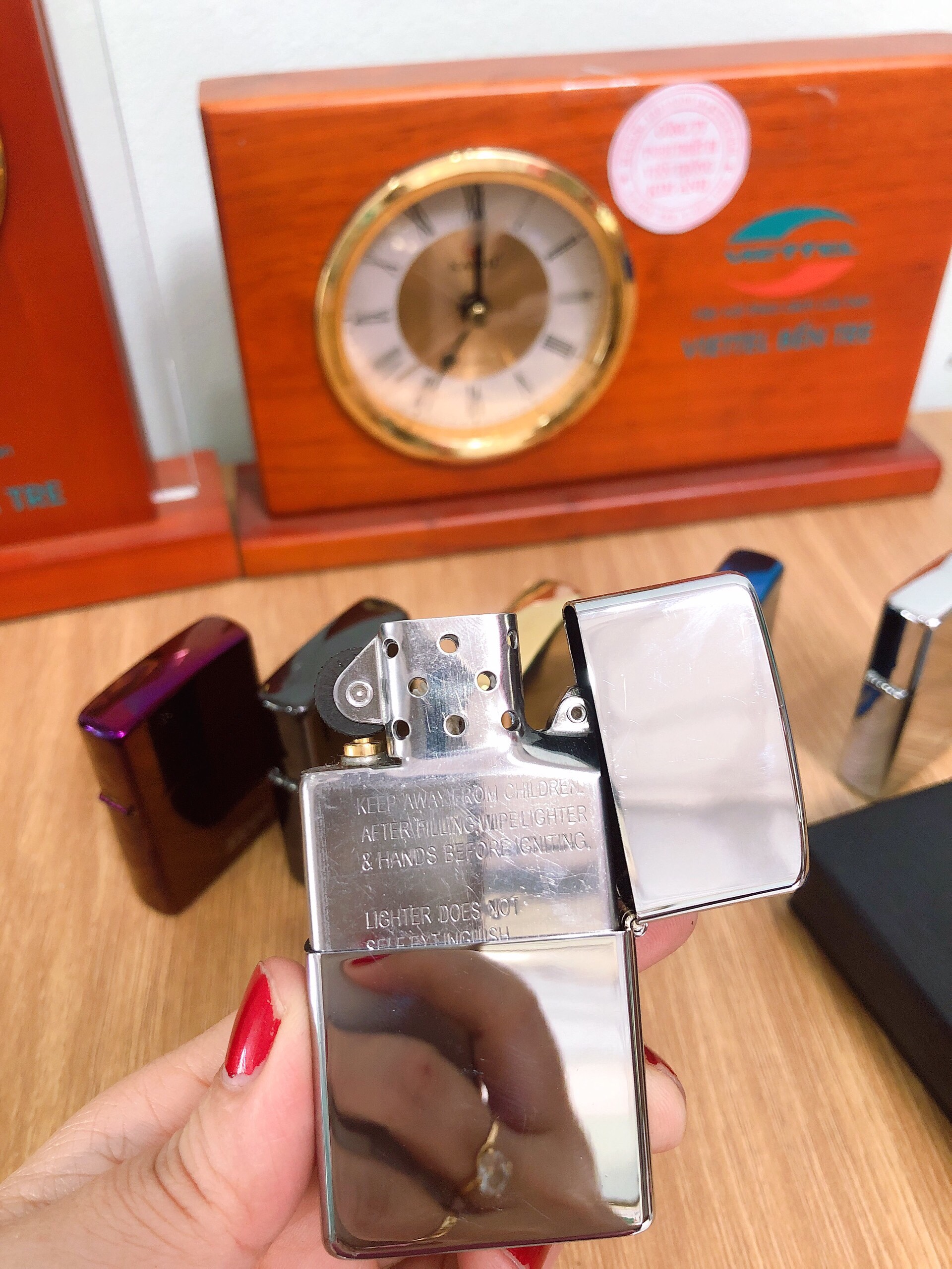 Bật lửa, hộp quẹt Zippo USA, Màu Trắng Bạc Loại Trơn Bóng, Vỏ bằng đồng ruột thép không gỉ có tem đỏ