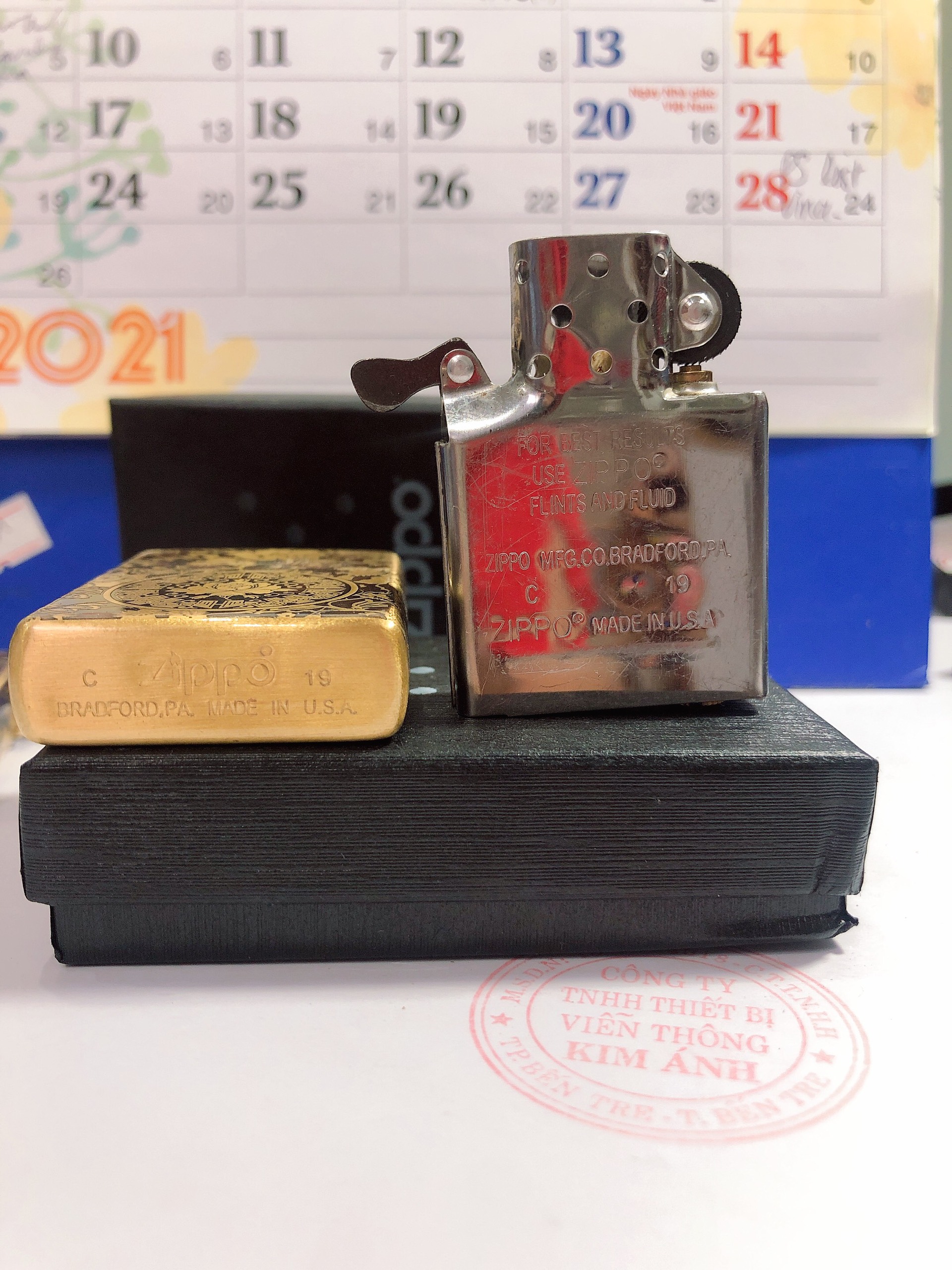 BẬT LỬA ZIPPO KHẮC CHÌM 5 MẶT BIỂU TƯỢNG HOA KHAI PHÚ QUÝ MÀU VÀNG