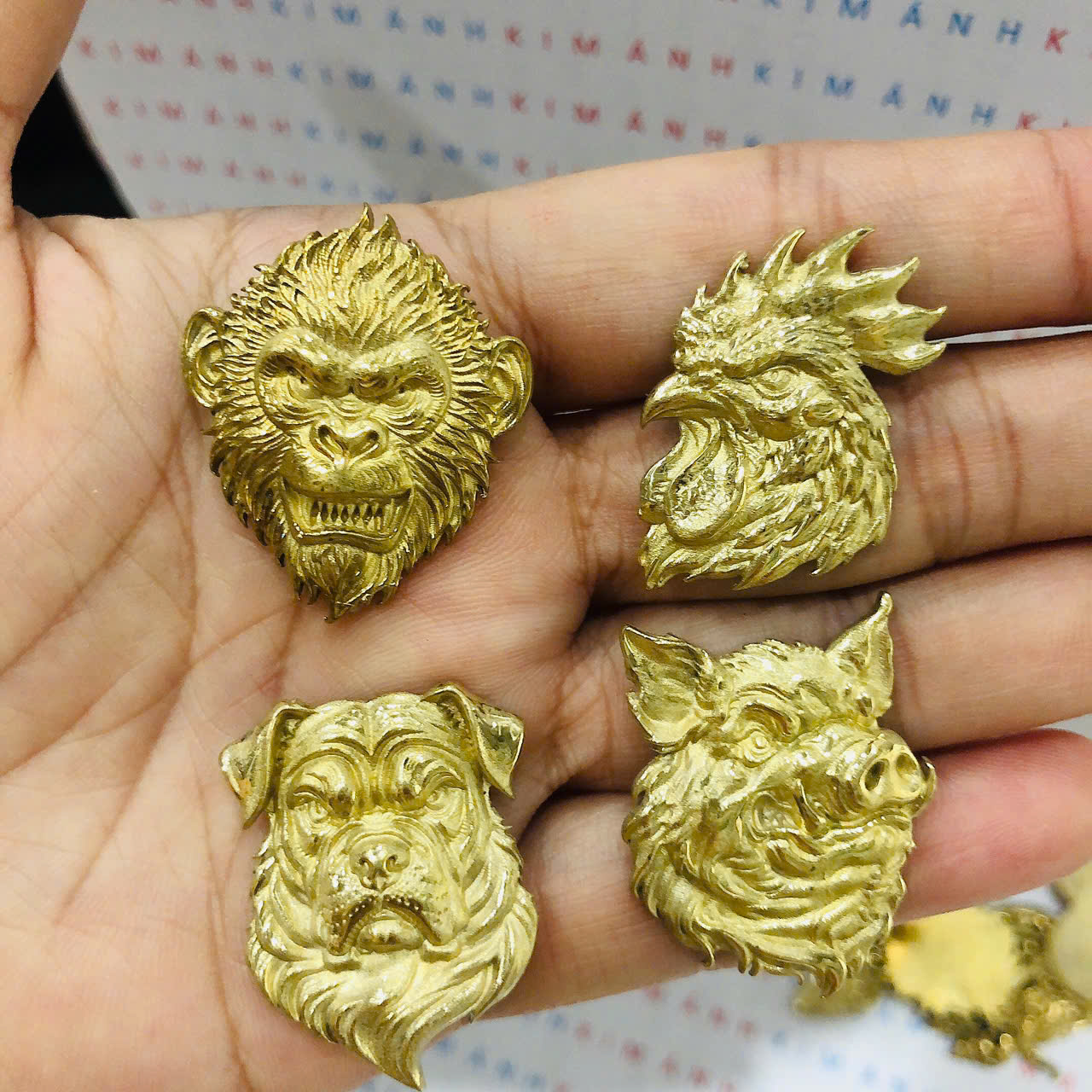 Eblem dán trang trí Zippo chủ đề 12 con giáp, chất liệu hợp đồng nguyên chất, hàng chuẩn zin Mỹ