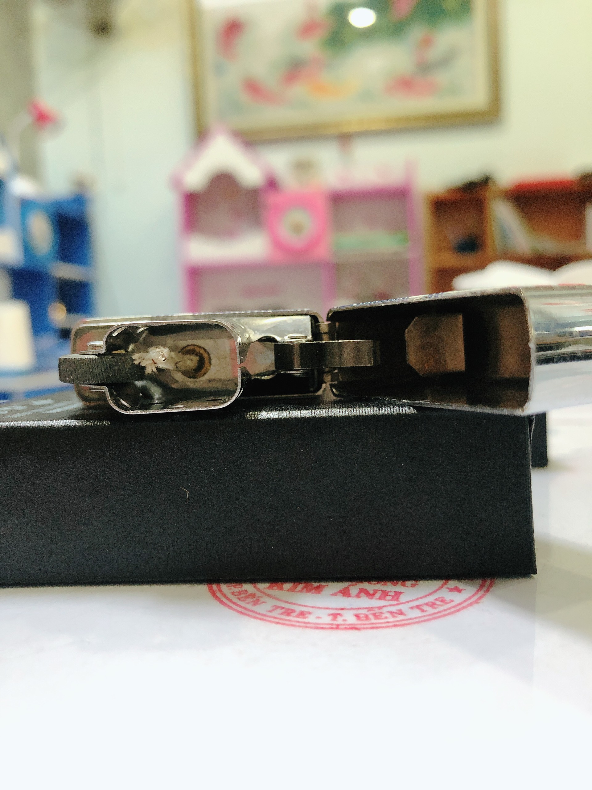 Bật Lửa Zippo La mã mẫu Bạc Xước in sơn hoạ tiết Lá Cờ Mỹ, Vỏ bằng đồng, ruột thép  CÓ TEM ĐỎ