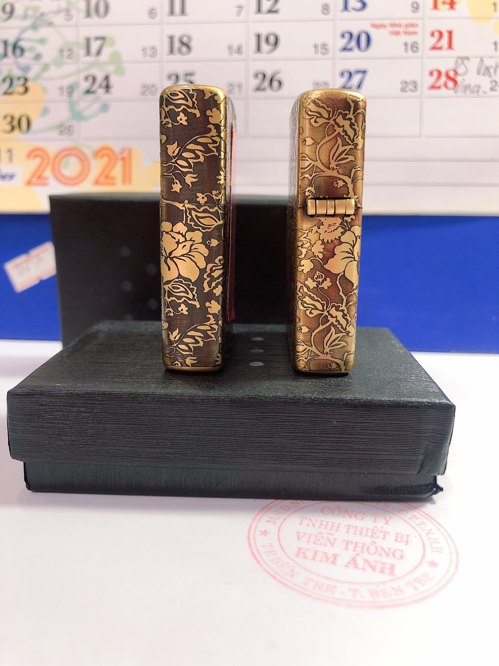 BẬT LỬA ZIPPO KHẮC CHÌM 5 MẶT BIỂU TƯỢNG HOA KHAI PHÚ QUÝ MÀU VÀNG