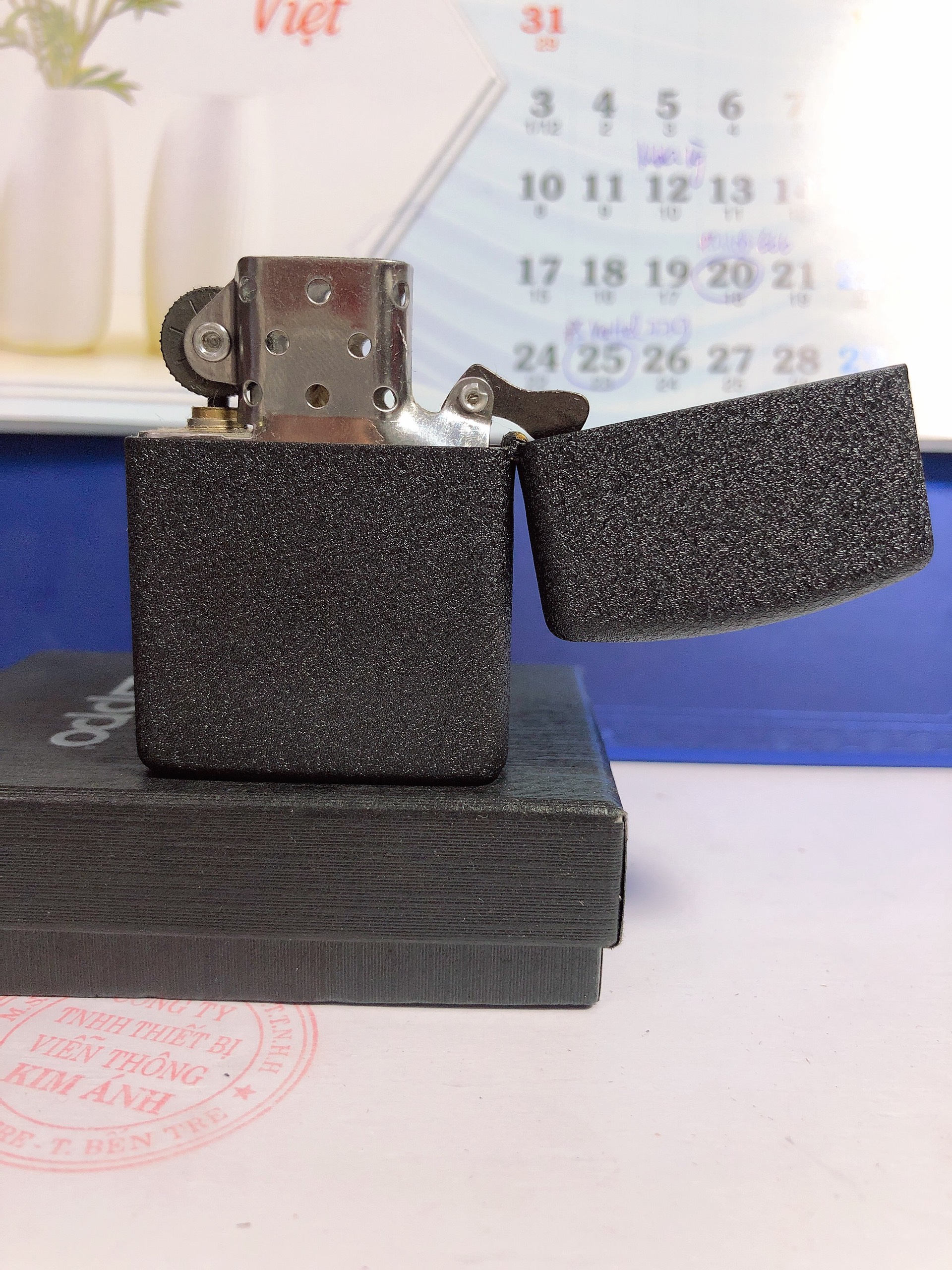 BÂT LỬA ZIPPO MẪU ĐÔI CÁNH THIÊN THẦN LOẠI ĐEN BỤI NHÁM, CÓ TEM ĐỎ