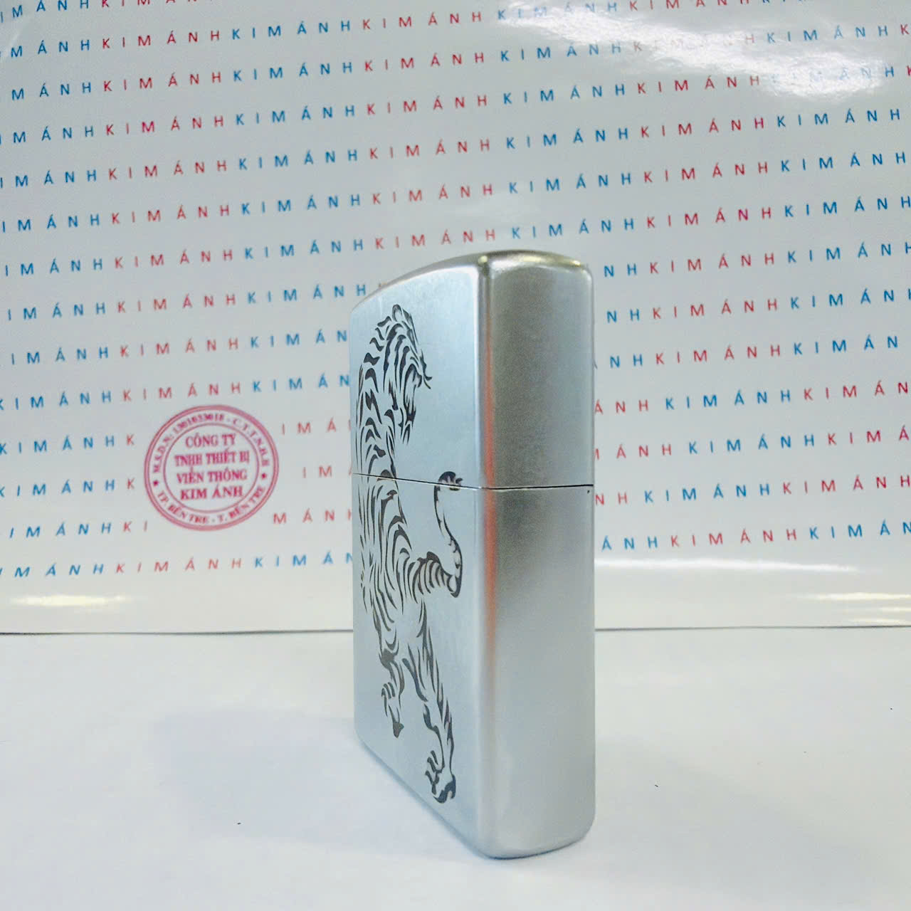 Bật lửa Zippo Mỹ Khắc Ăn Mòn Đổ Sơn Chúa Sơn Lâm, Hàng Chính Hãng Có Giấy Nhập Khẩu Gửi Kèm Theo Đơn Hàng