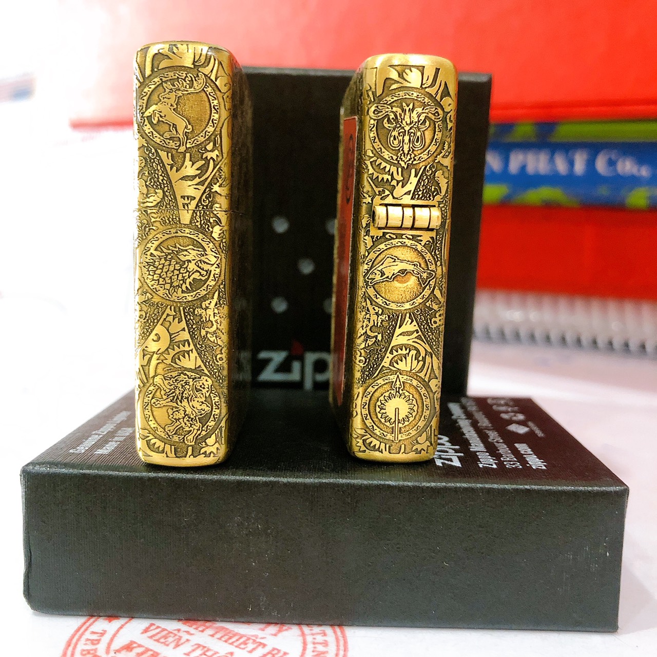 Bật lửa Zippo khắc ăn mòn Game Of Thrones Ngàn Kím, Vỏ bằng đồng có tem đỏ ăn mòn