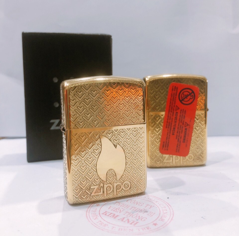 Hộp quẹt, bật lửa Zippo Armor vỏ dầy, khắc chìm chủ đề Zippo Và Ngọn Lửa Nhỏ, Hàng loại 1 vỏ bằng đồng có tem đỏ
