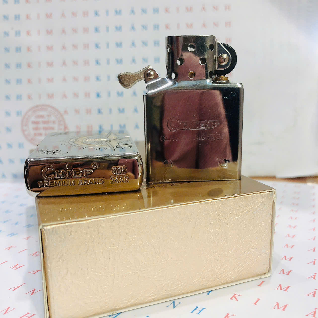 Hộp quẹt CHIEF chính hãng chủ đề La Bàn Limited, vỏ bằng đồng bền bỉ sáng bóng theo thời gian