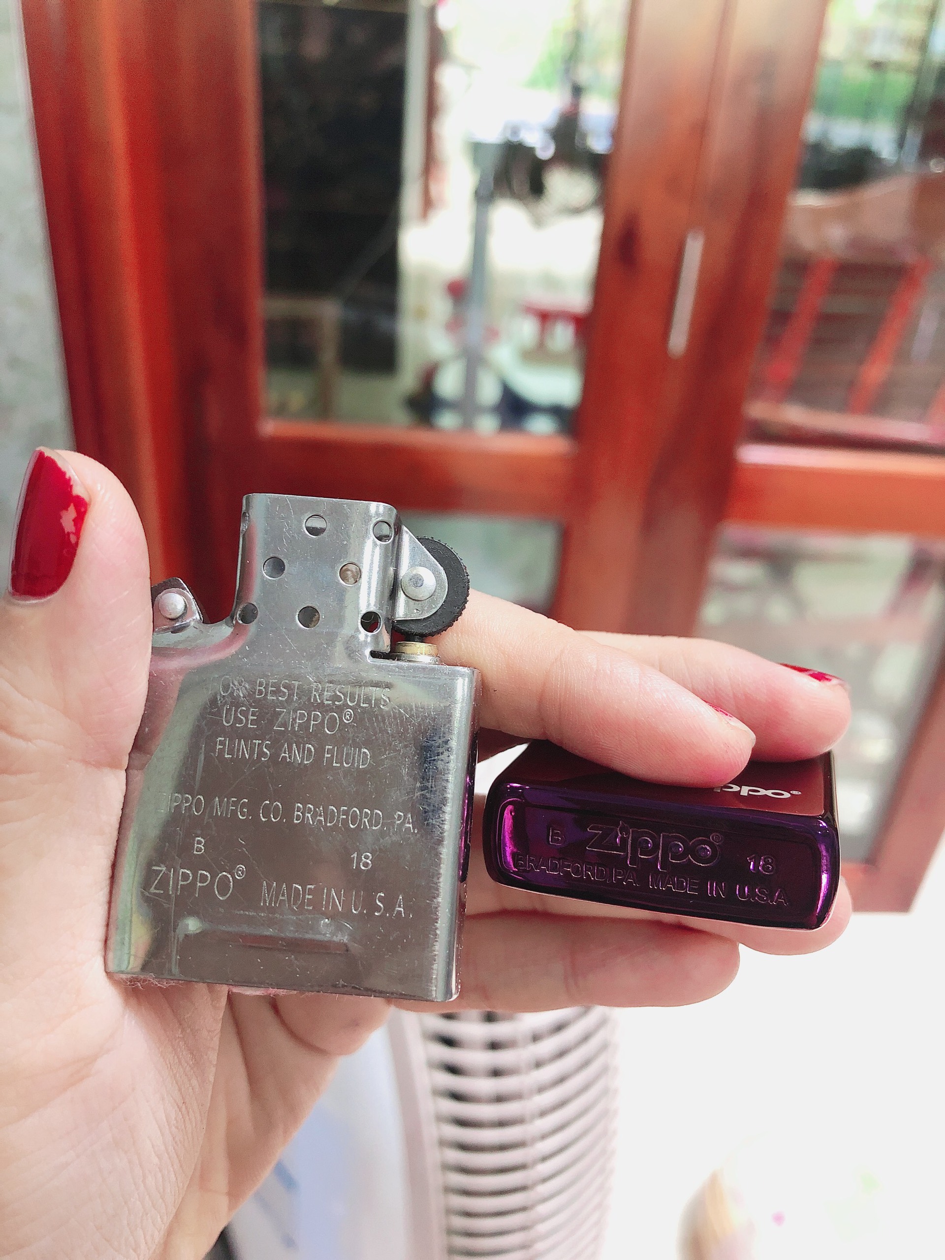 Bật Lửa, Hộp quẹt Zippo USA Màu Tím loại trơn bóng, Vỏ đồng có tem đỏ