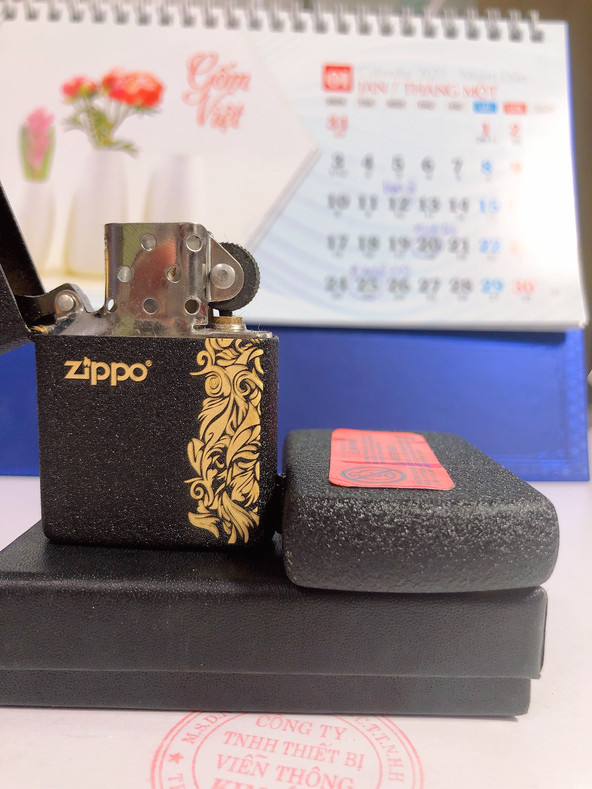 Bật lửa Zippo khắc ăn mòn, đổ sơn Hoa Văn màu Đen Bụi loại Nhám, có tem đỏ