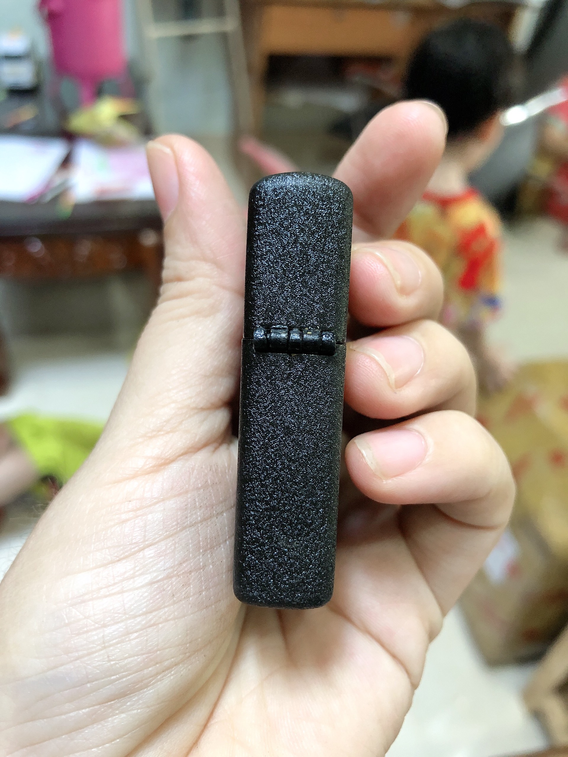 Bật Lửa Zippo CHỦ ĐỀ HỔ ĐEN BỤI LOẠI NHÁM, CÓ TEM ĐỎ