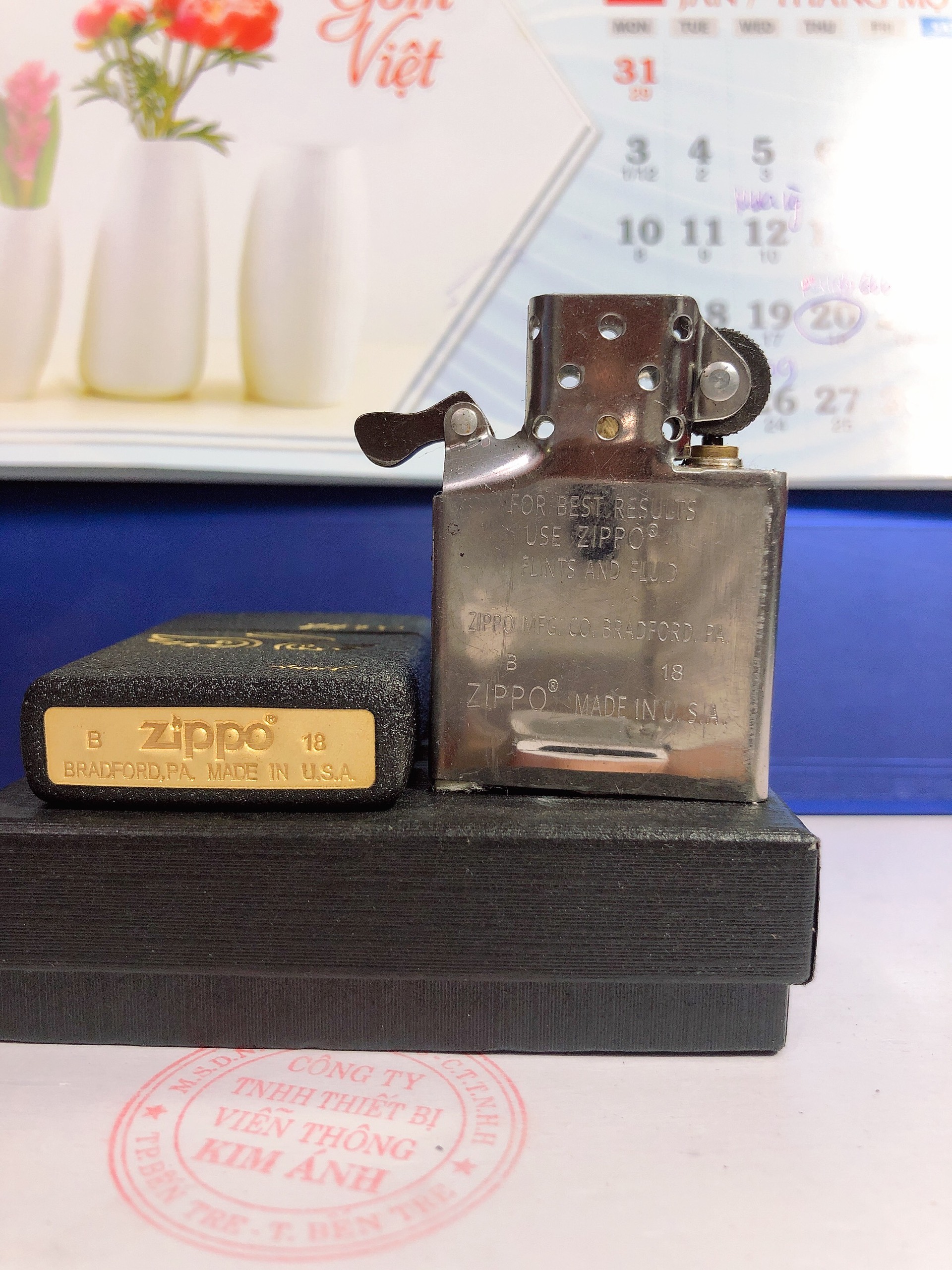 BÂT LỬA ZIPPO MẪU ĐÔI CÁNH THIÊN THẦN LOẠI ĐEN BỤI NHÁM, CÓ TEM ĐỎ