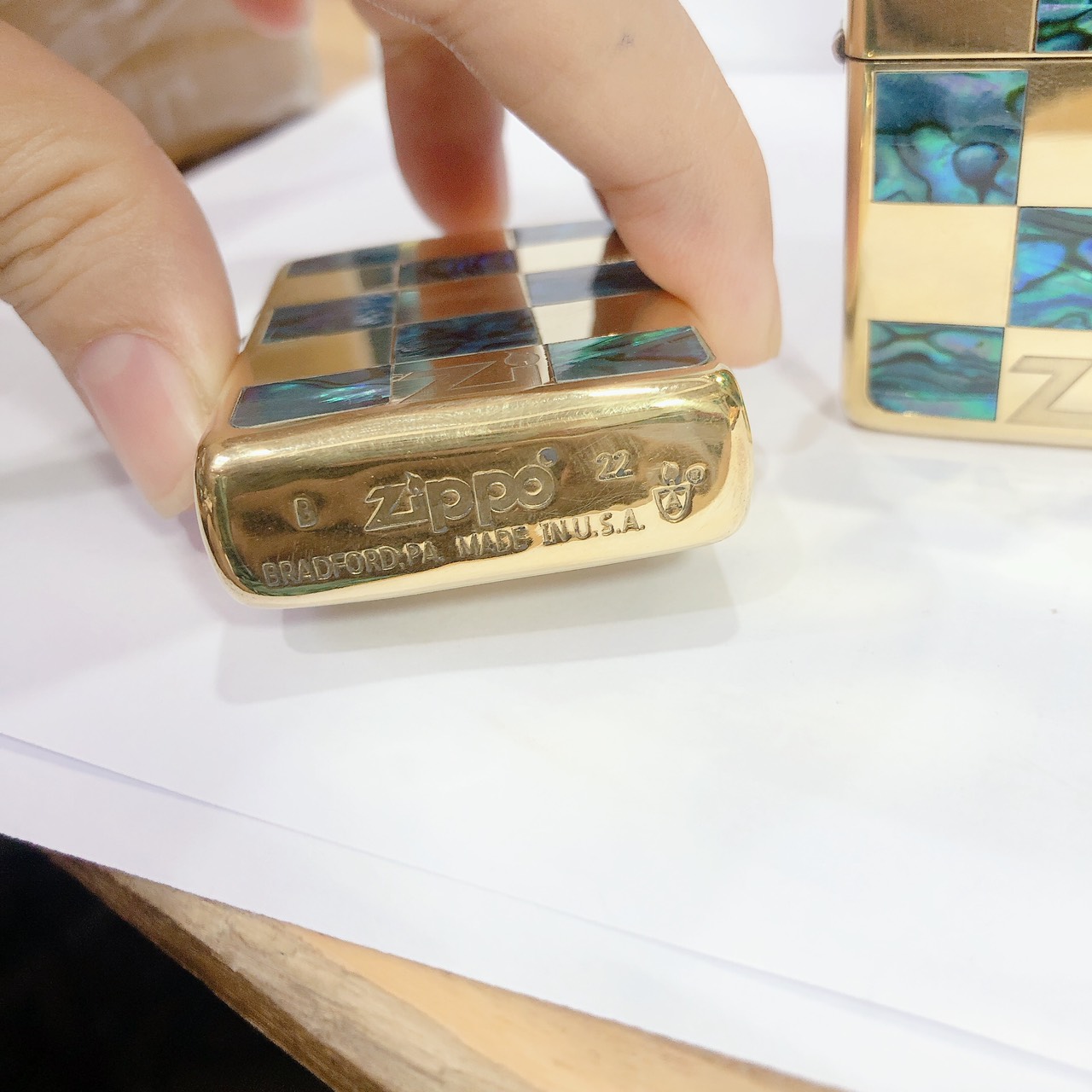 Bật lửa, hộp quẹt Zippo Armor vỏ dầy khắc ăn mòn khảm xà cừ  mẫu Ca rô, Vỏ bằng đồng có tem đỏ
