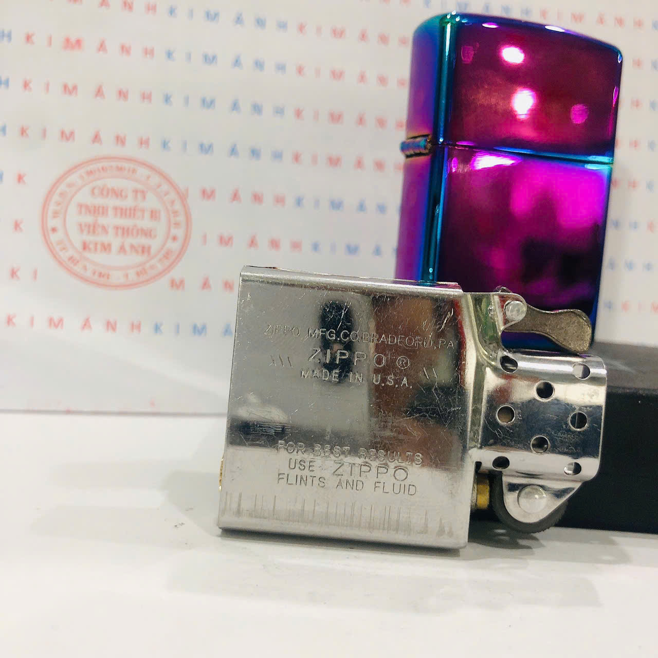 Bật lửa, hộp quẹt ZIPPO màu Tím Titan Chu niên loại trơn bóng, Kim Ánh nhập hàng cao cấp vỏ bằng đồng có dán tem đỏ